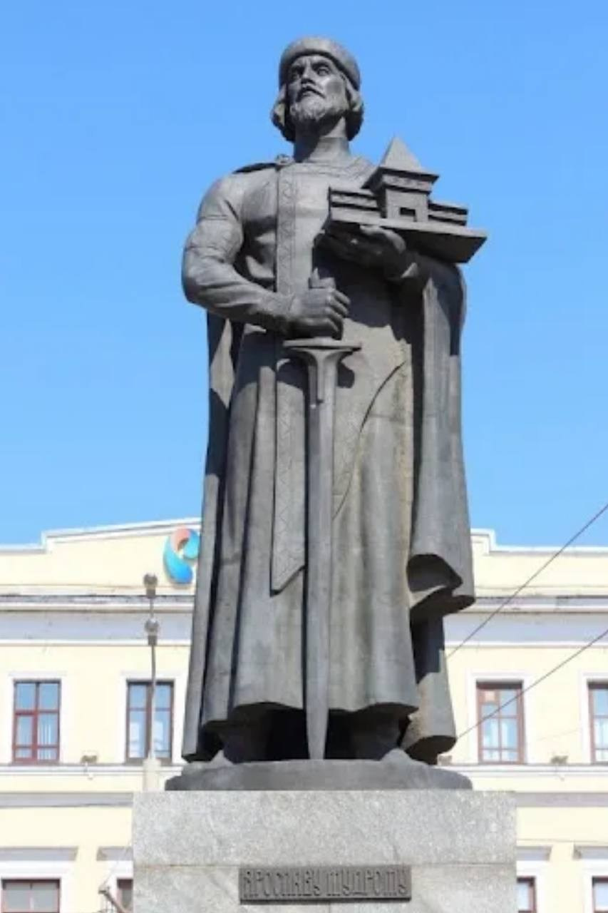 Памятник Ярославу Мудрому расположен на Богоявленской площади в центре Ярославля. АНО «Центра социальных проектов «Путь в большой мир»