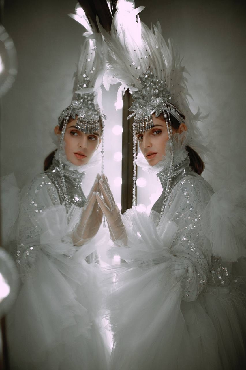 Персонаж серебряная Ворона. Мимы и Ходулисты на встречу гостей. Москва