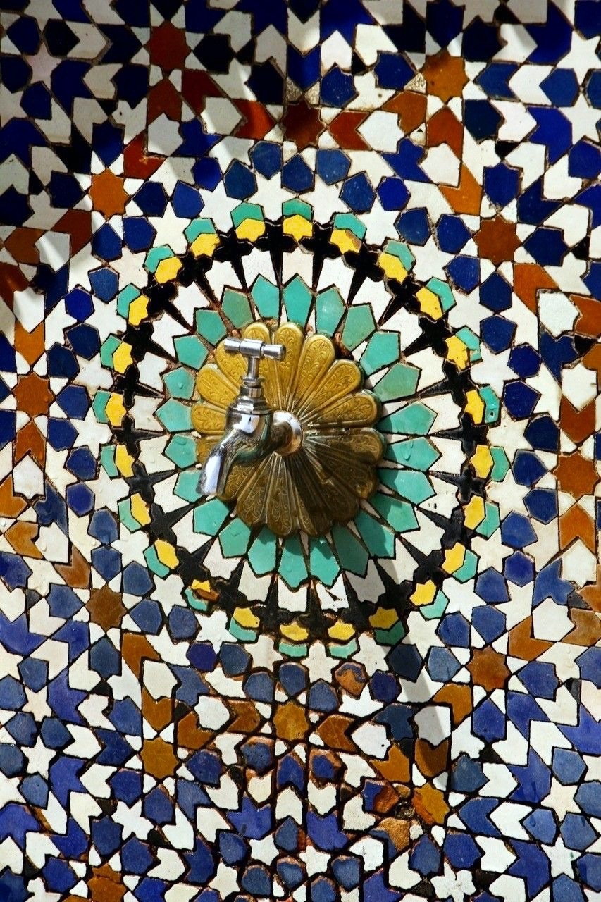 Фрагменты марокканской керамической мозаики зиллидж, вырезанные вручную плитки