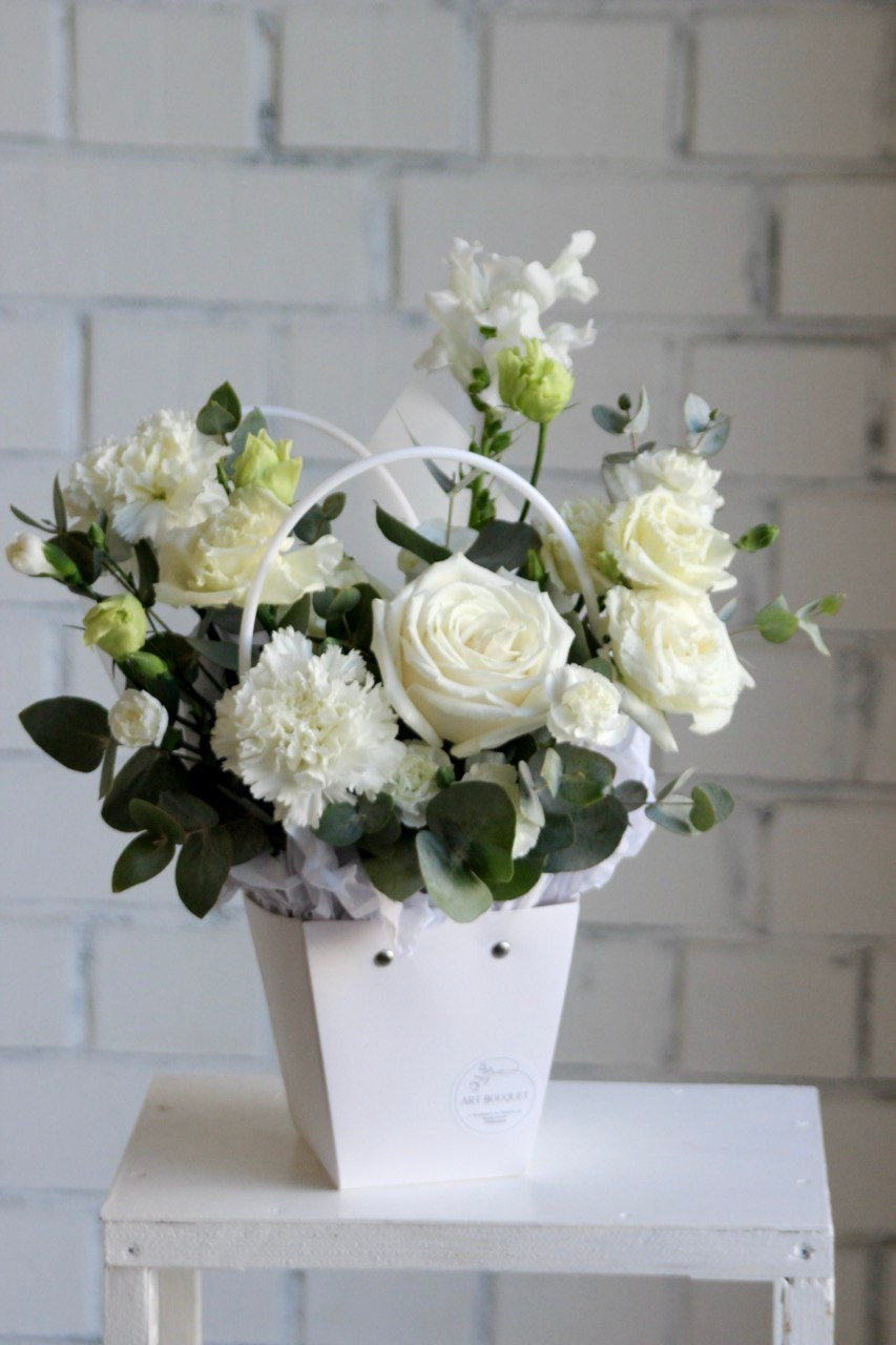 Бело-зеленая. Арт Букет- цветочный дом в Челябинске и Ревде