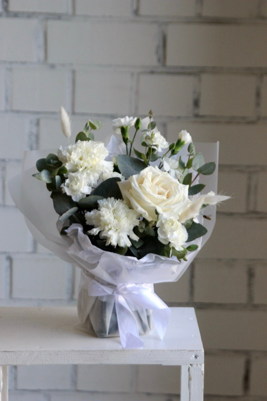 Бело-зеленая. Арт Букет- цветочный дом в Челябинске и Ревде