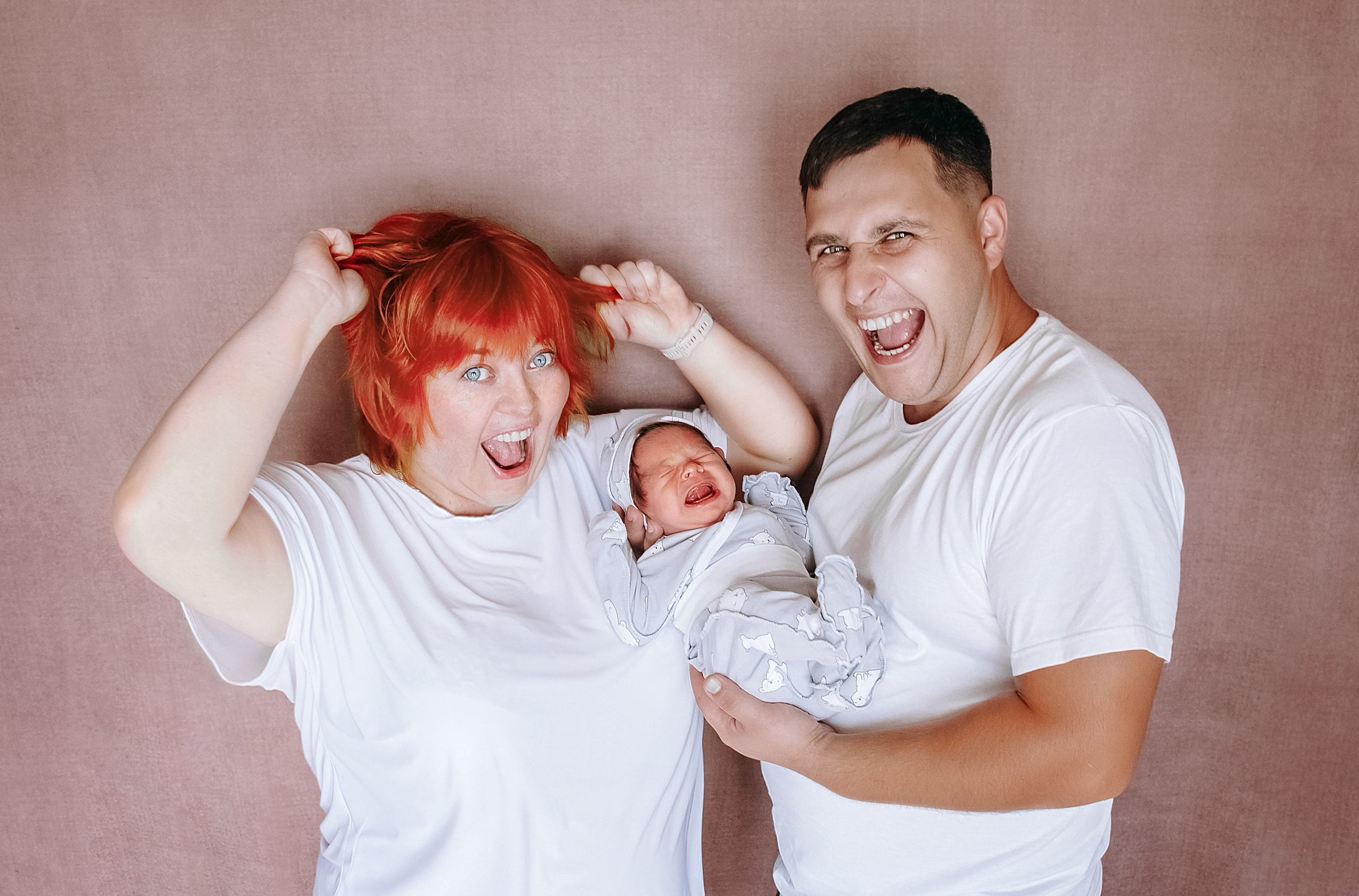 Фотосессия новорожденного с папой-полицейским в форме: нежность и защита