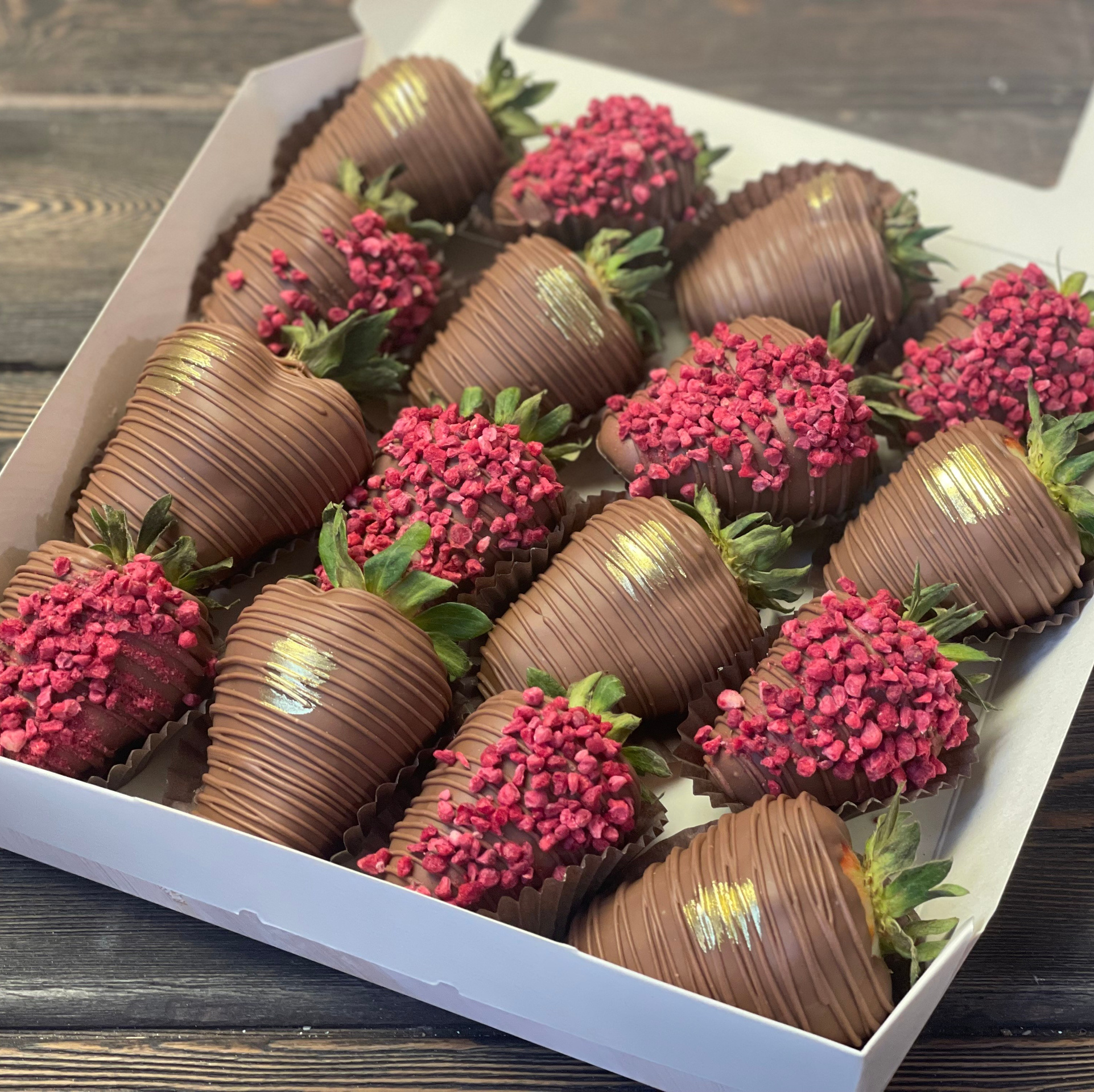 Наборы из клубники в шоколаде Сургут. Клубника в шоколаде в Сургуте