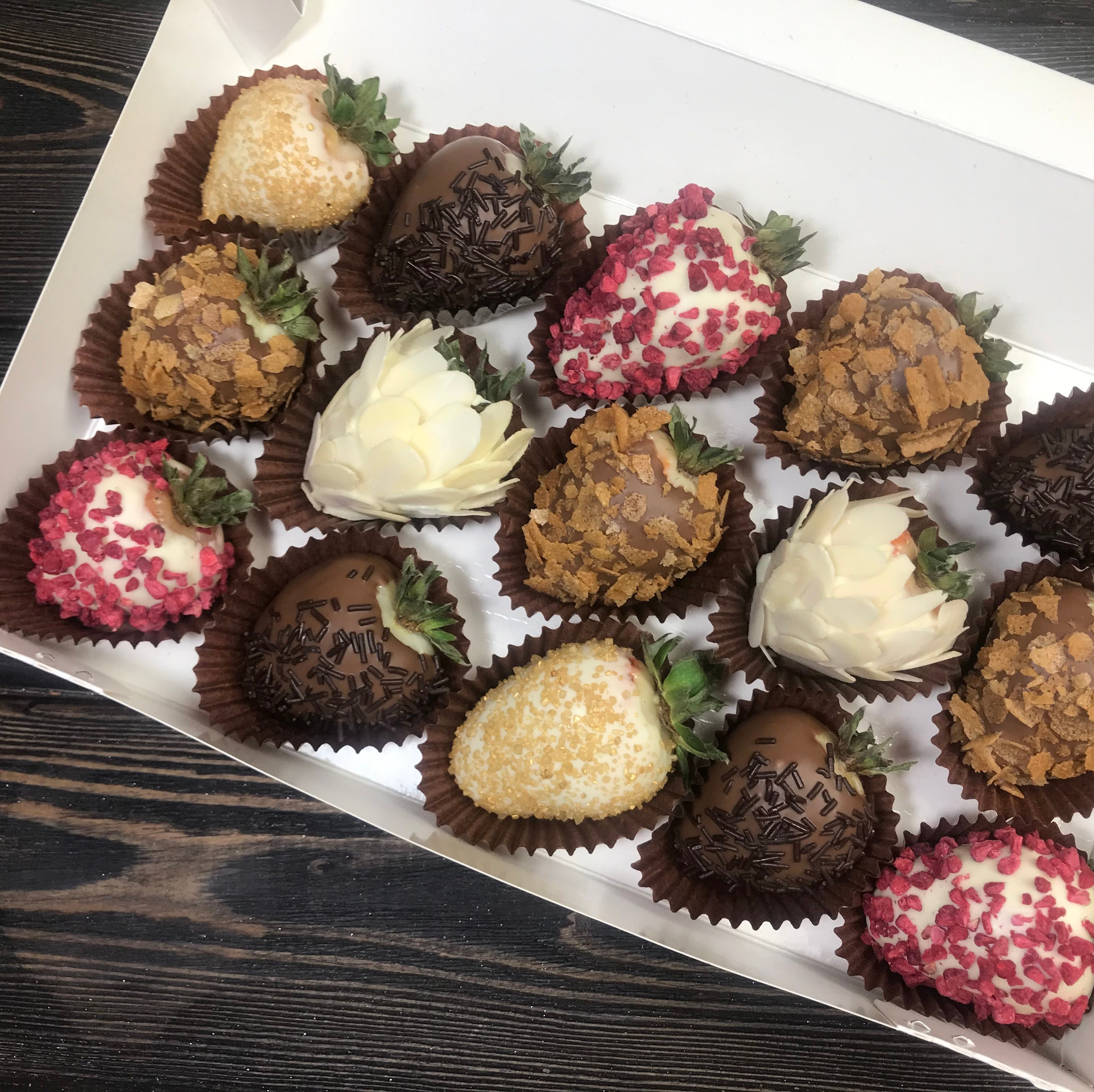 Наборы из клубники в шоколаде Сургут. Клубника в шоколаде в Сургуте