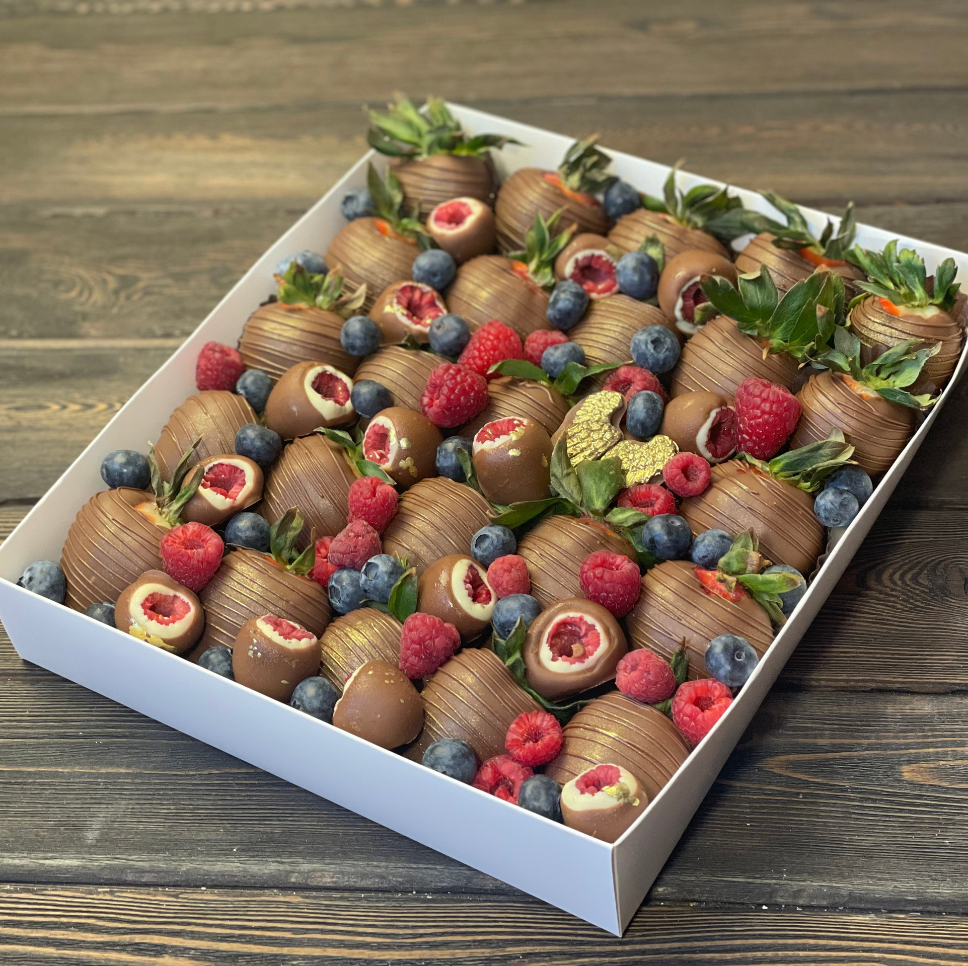 Наборы из клубники в шоколаде Сургут. Клубника в шоколаде в Сургуте