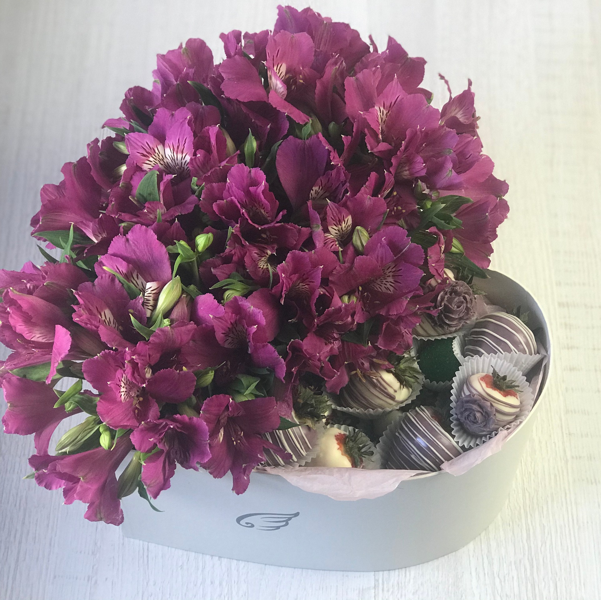 Композиции с цветами. Клубника в шоколаде в Сургуте