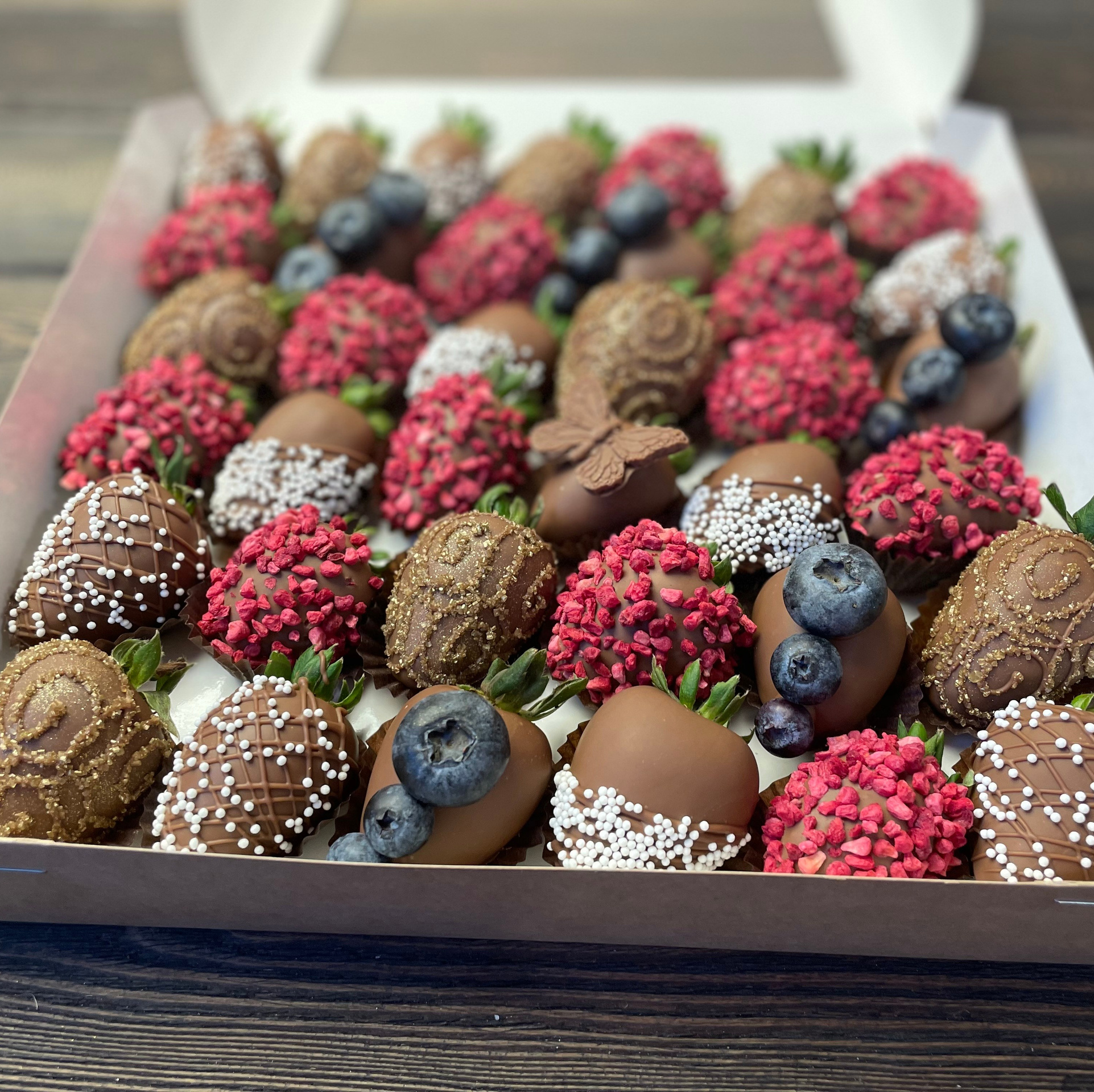 Наборы из клубники в шоколаде Сургут. Клубника в шоколаде в Сургуте