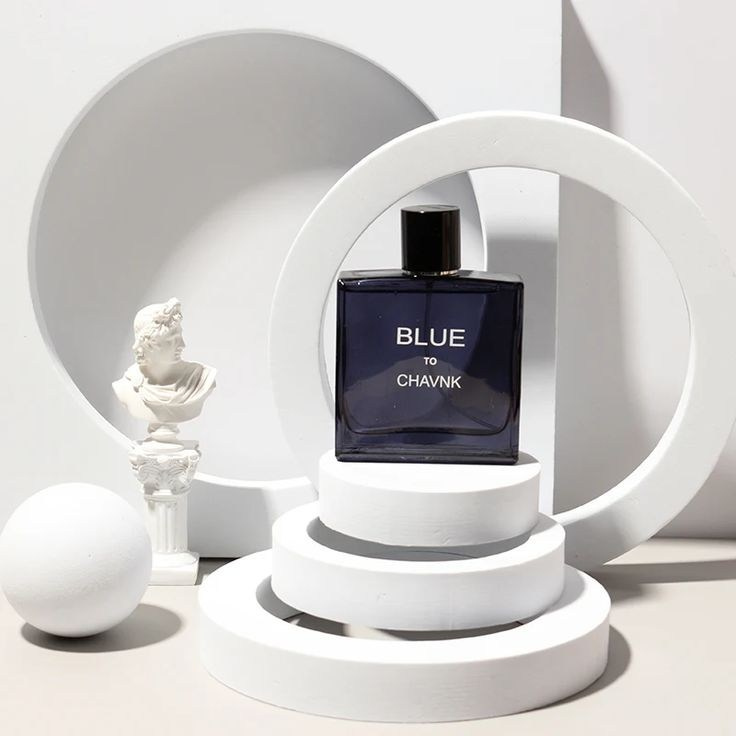 Брендовый аромат среди гипсовых фигур