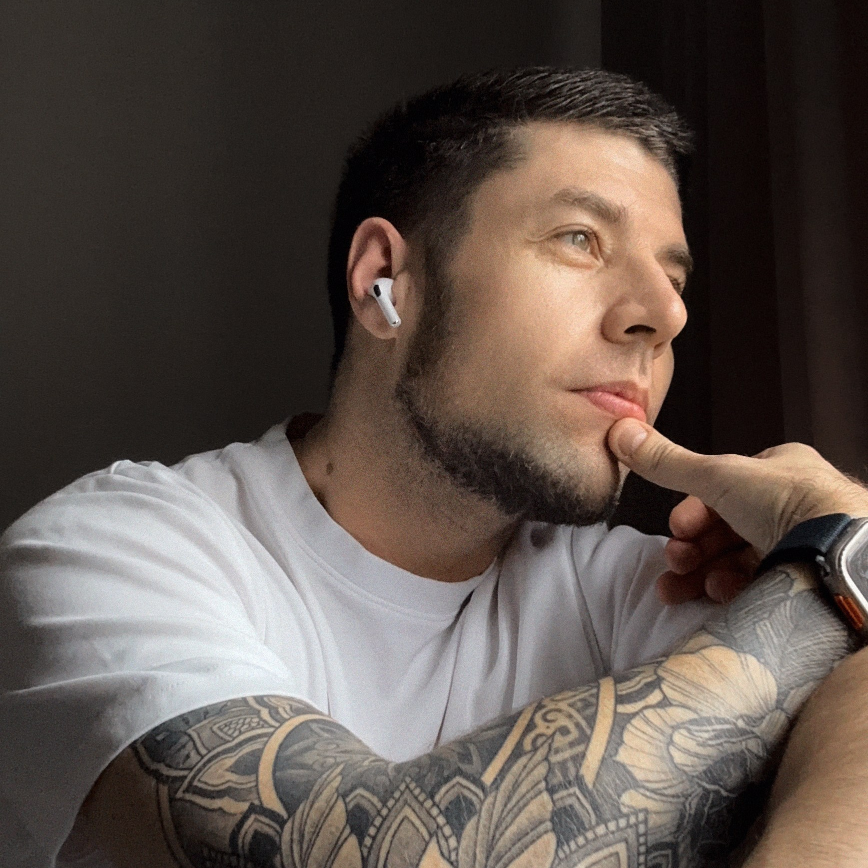 Здравствуйте! Я&nbsp;свадебный фотограф из&nbsp;Ульяновска, работаю в&nbsp;том числе по&nbsp;всей России и&nbsp;с&nbsp;выездом за&nbsp;границу. Снимаю свадьбы, lovestory, корпоративы, светский репортаж. Провожу обучение по&nbsp;фотографии, мастер-классы и&nbsp;воркшопы для других фотографов.