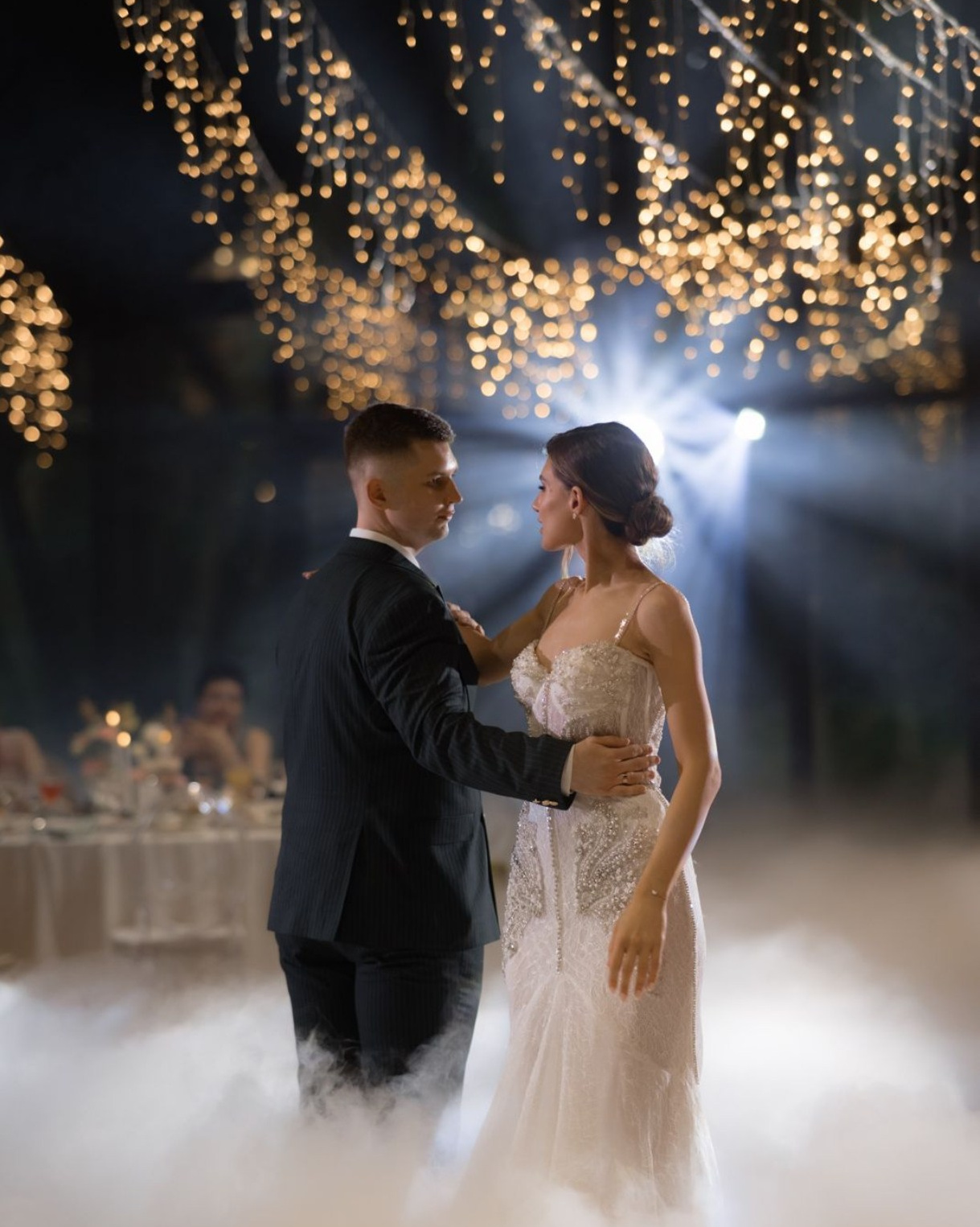 Банкетный зал в лучах золотистого света/свет на свадьбу. Световое оформление свадебных мероприятий и банкетов в Москве и Подмосковье