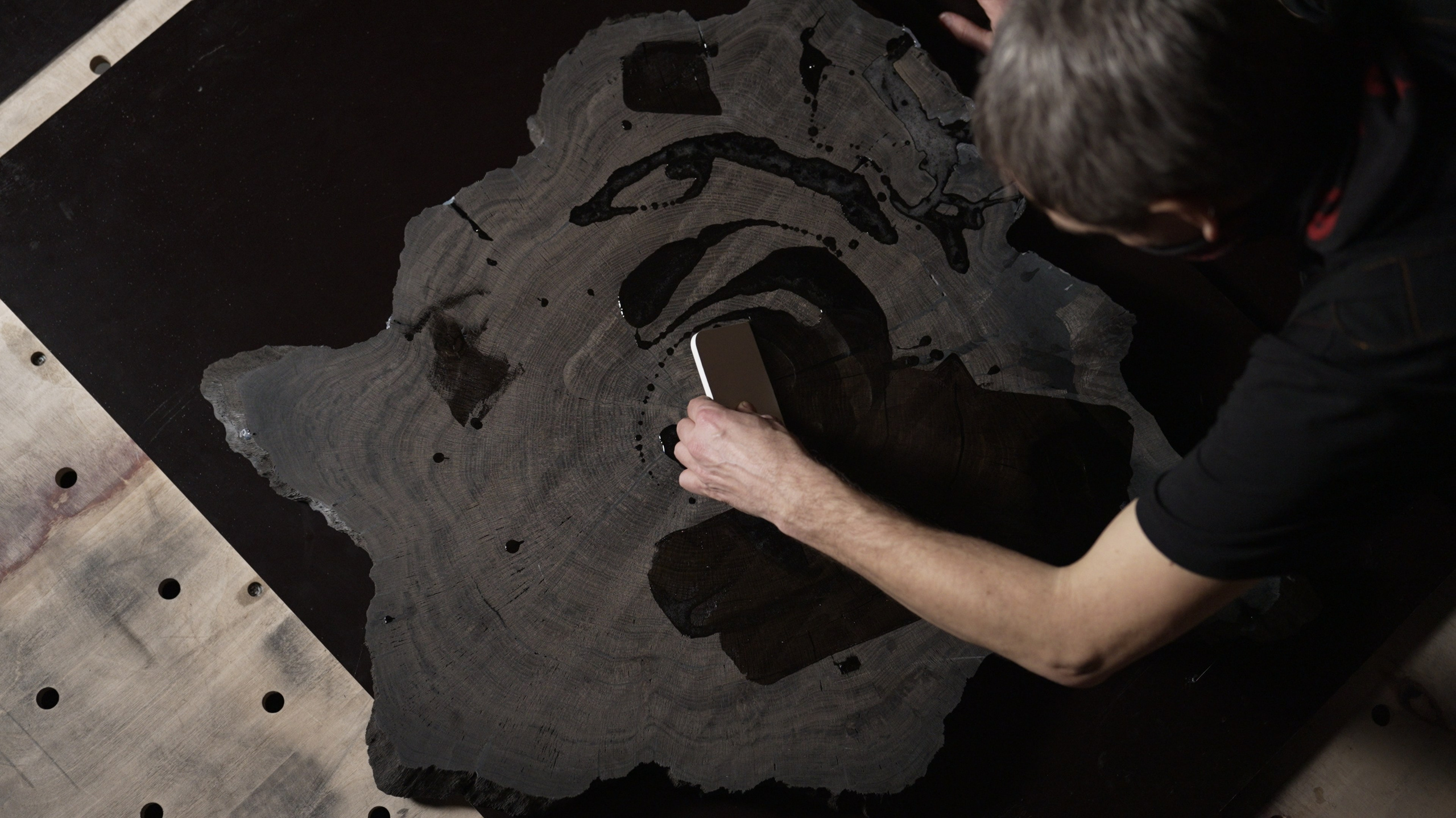 Покрытие элитной мебели специальным материалом, съемка видеооператором