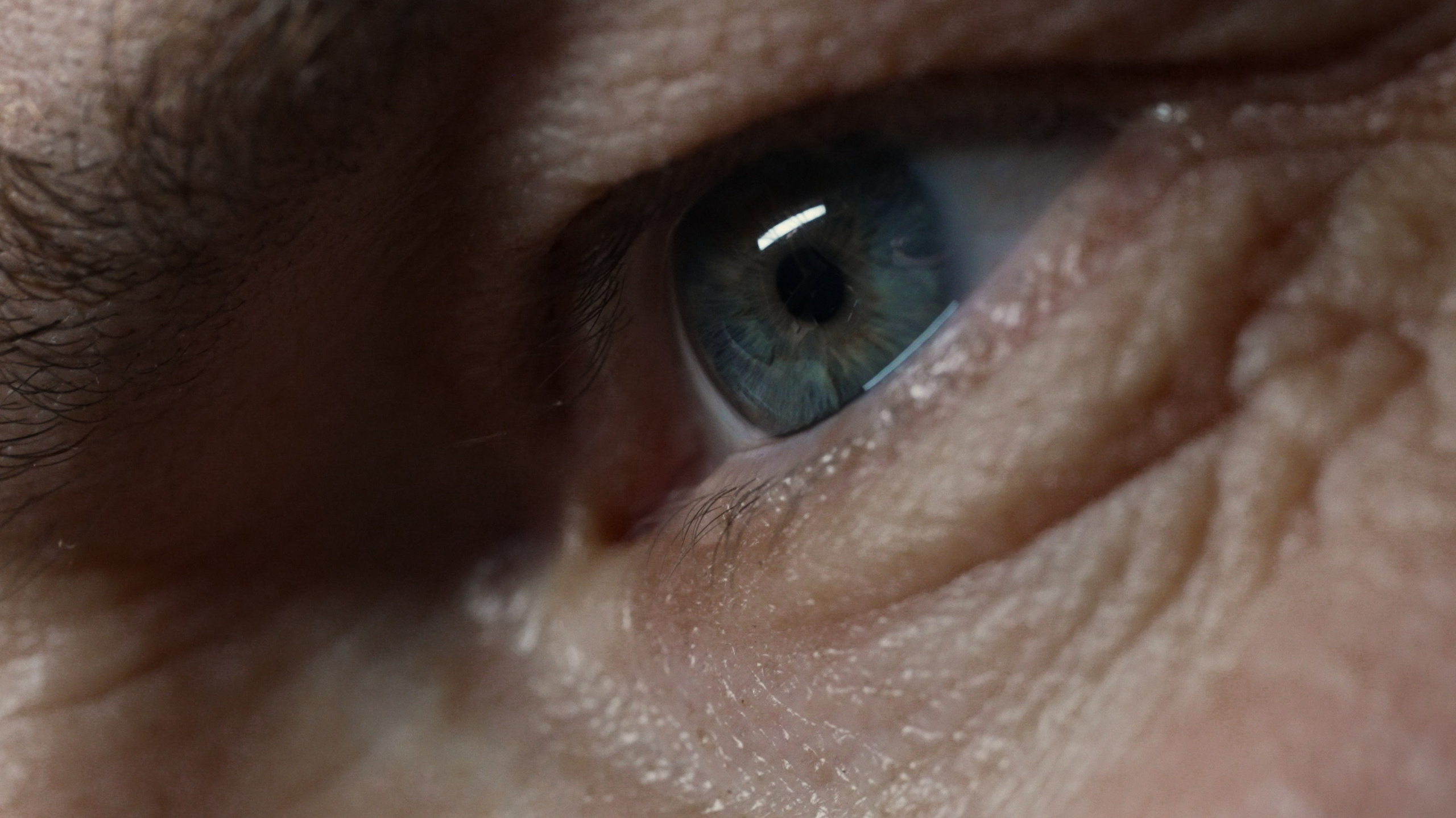 Крупный план глаза мастера, производящего мебель