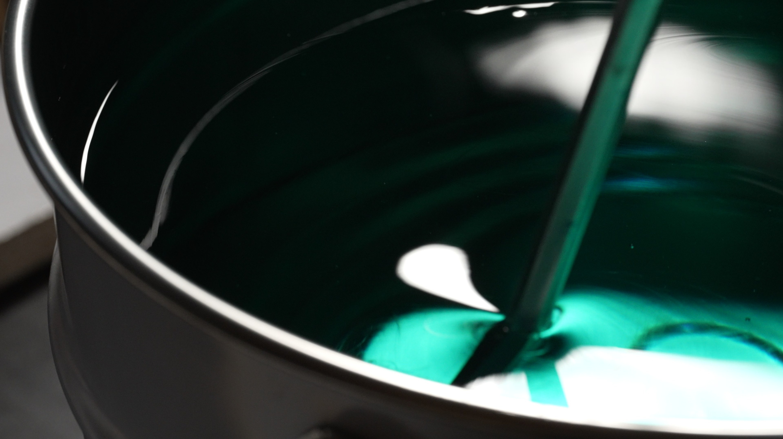 Смола для покрытия столов из слебов, видеопрезентация для мебельных производителей