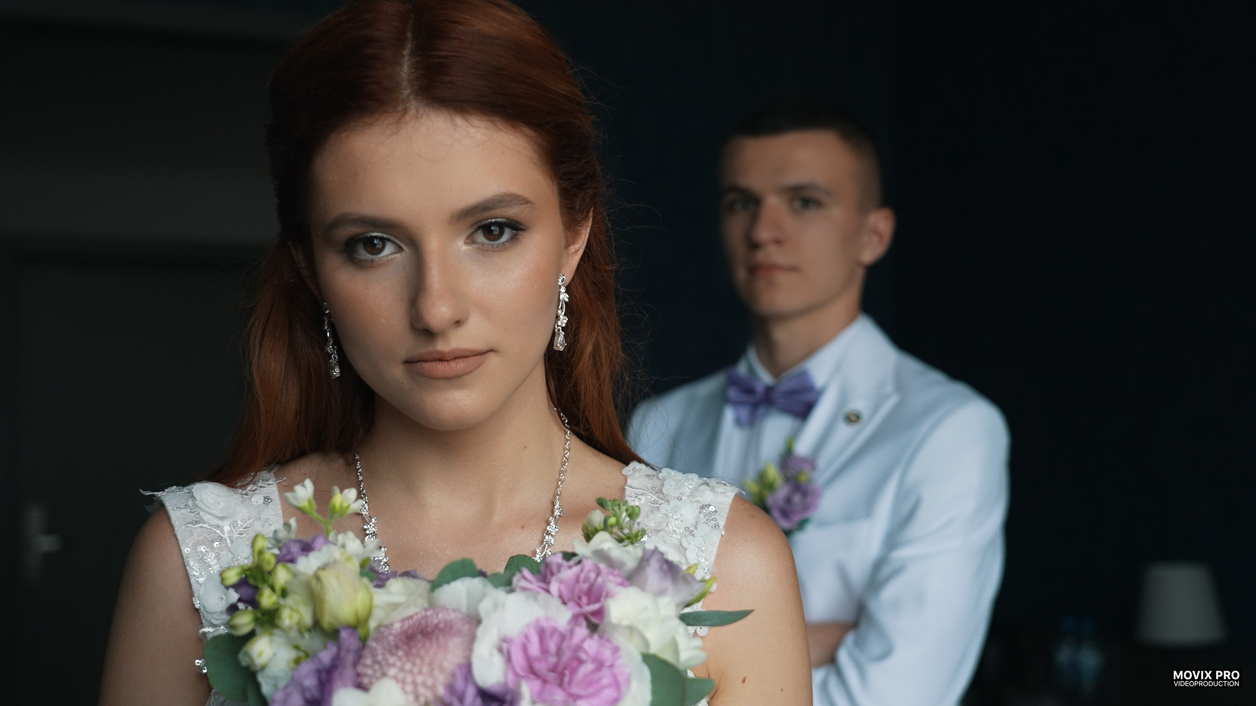 Красивый стопкадр из свадебного видео со сборов невесты и жениха