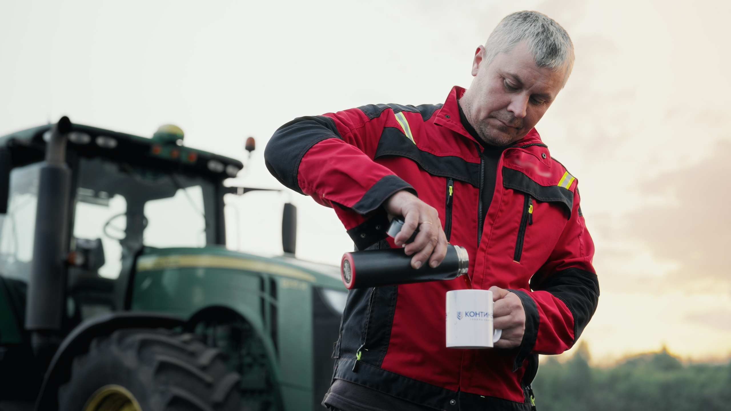 Видео комбайнер работает в поле продакшн