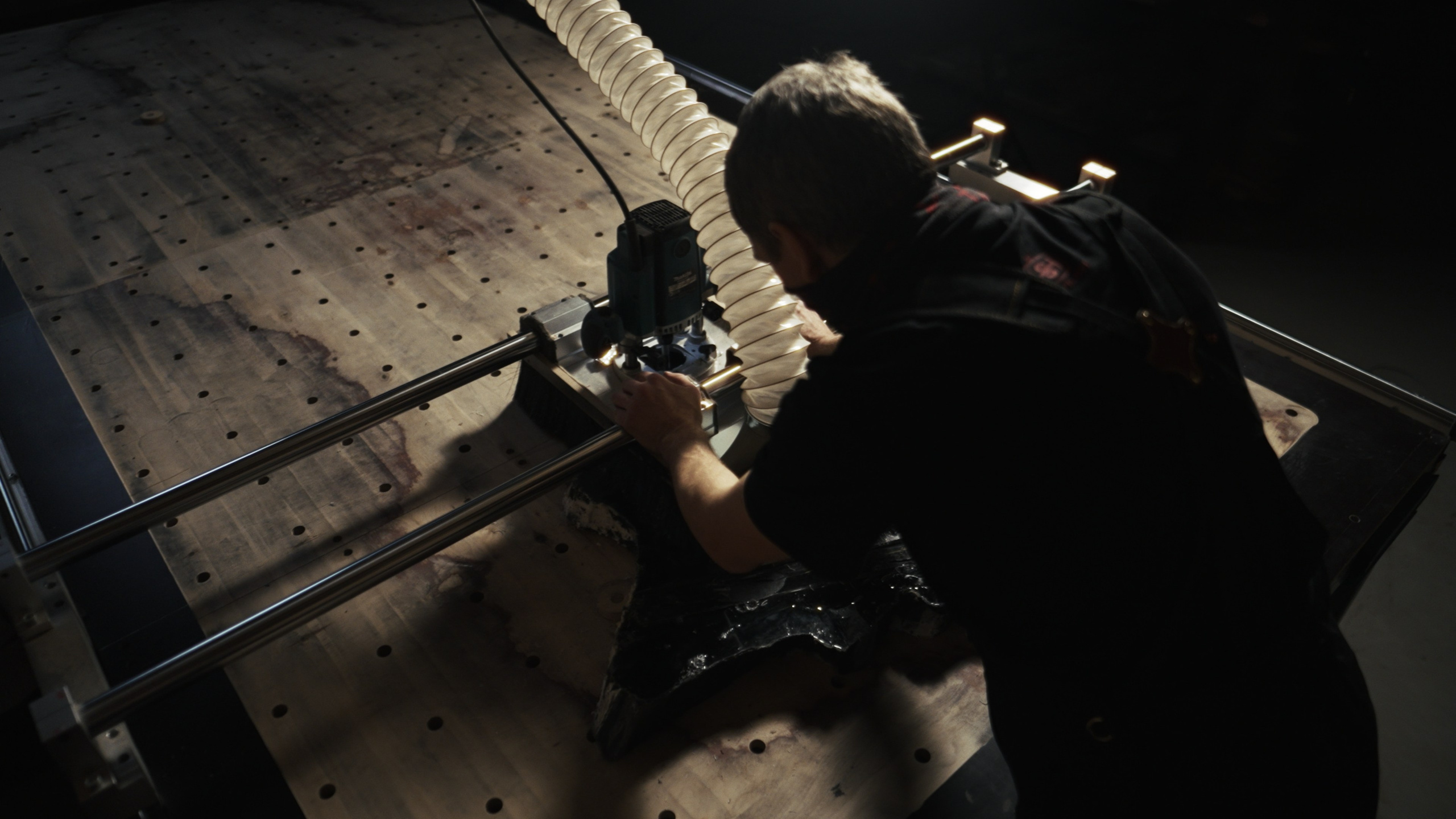 Зачистка деревянного слэба на станке, профессиональное фото и видео