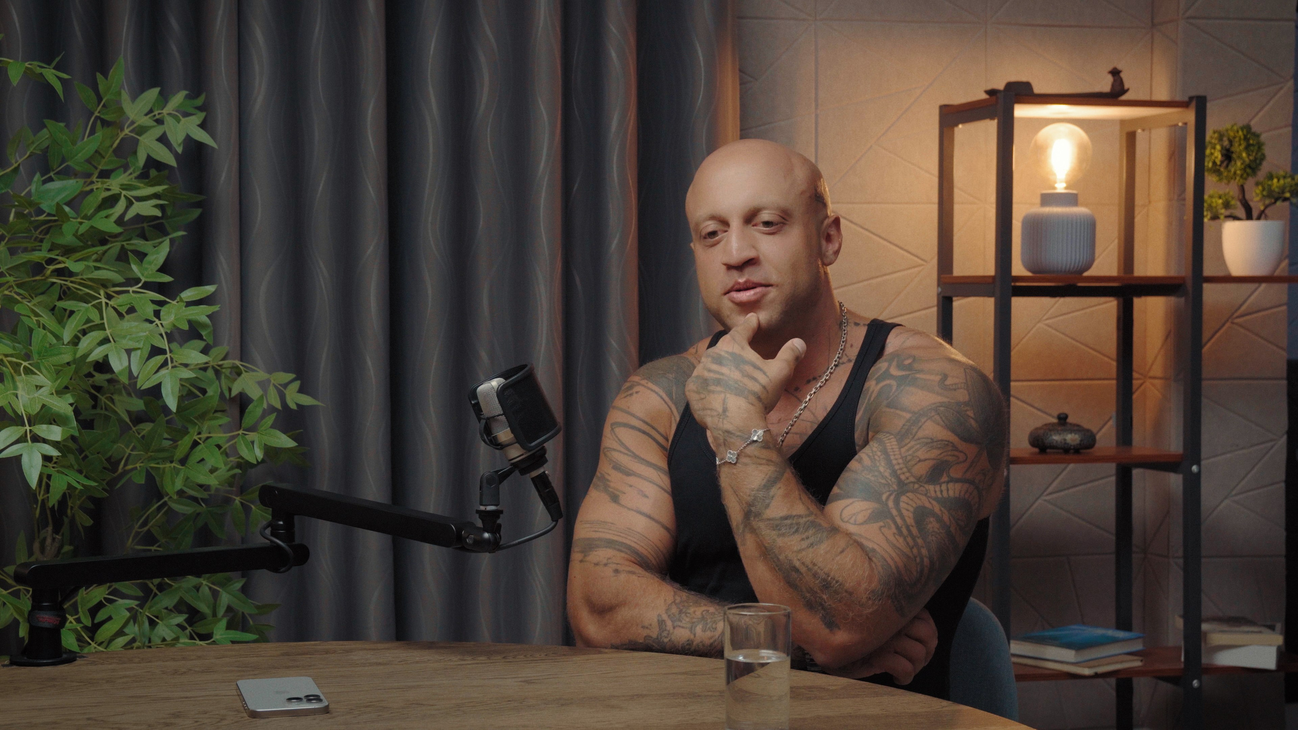 Студийная съёмка Reels, Shorts и TikTok на Пхукете • Надо поснимать