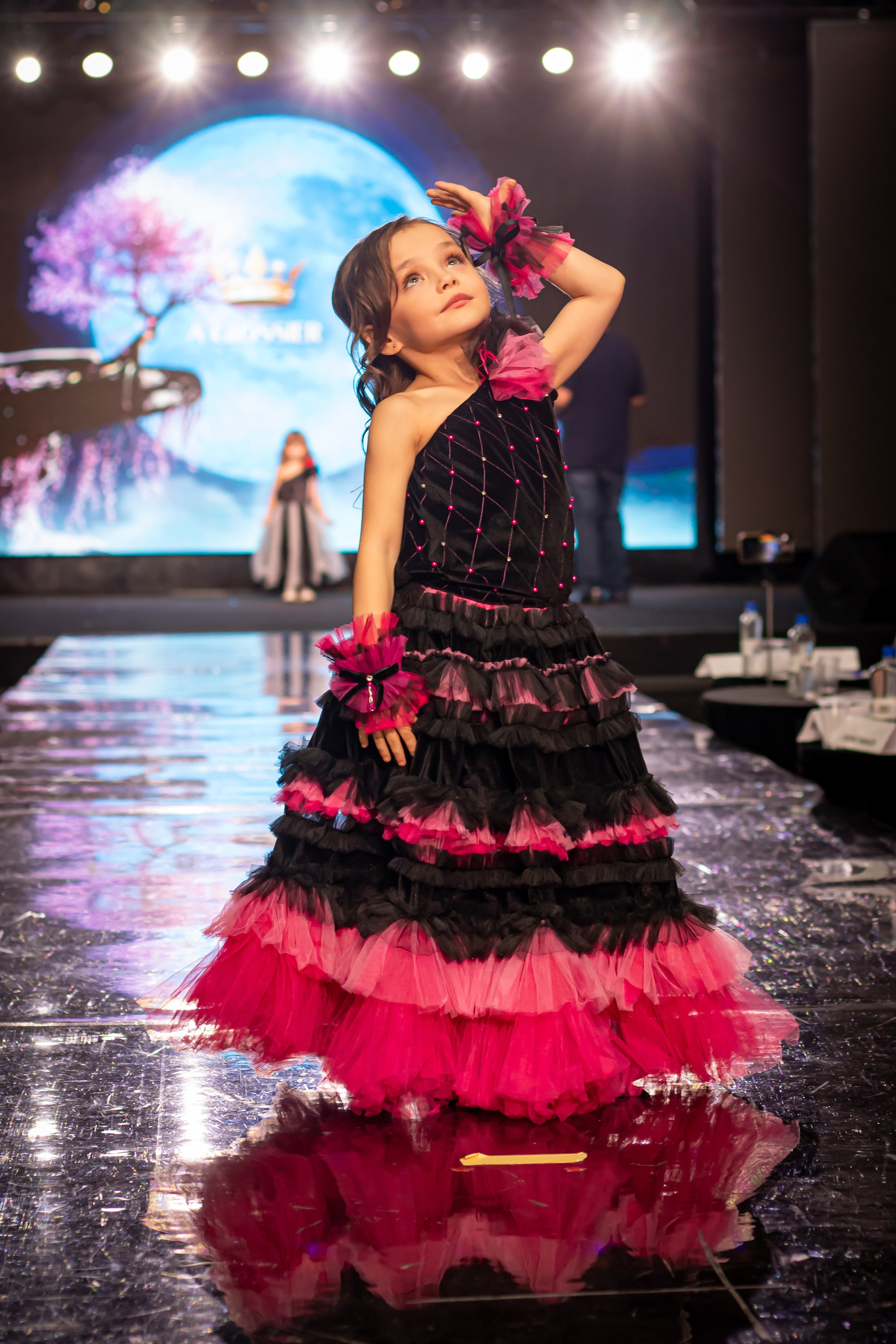 Выход юной модели в платье на подиуме конкурса «Юная королева России» — fashion-дефиле, Москва, фотограф Карасёва Елена
