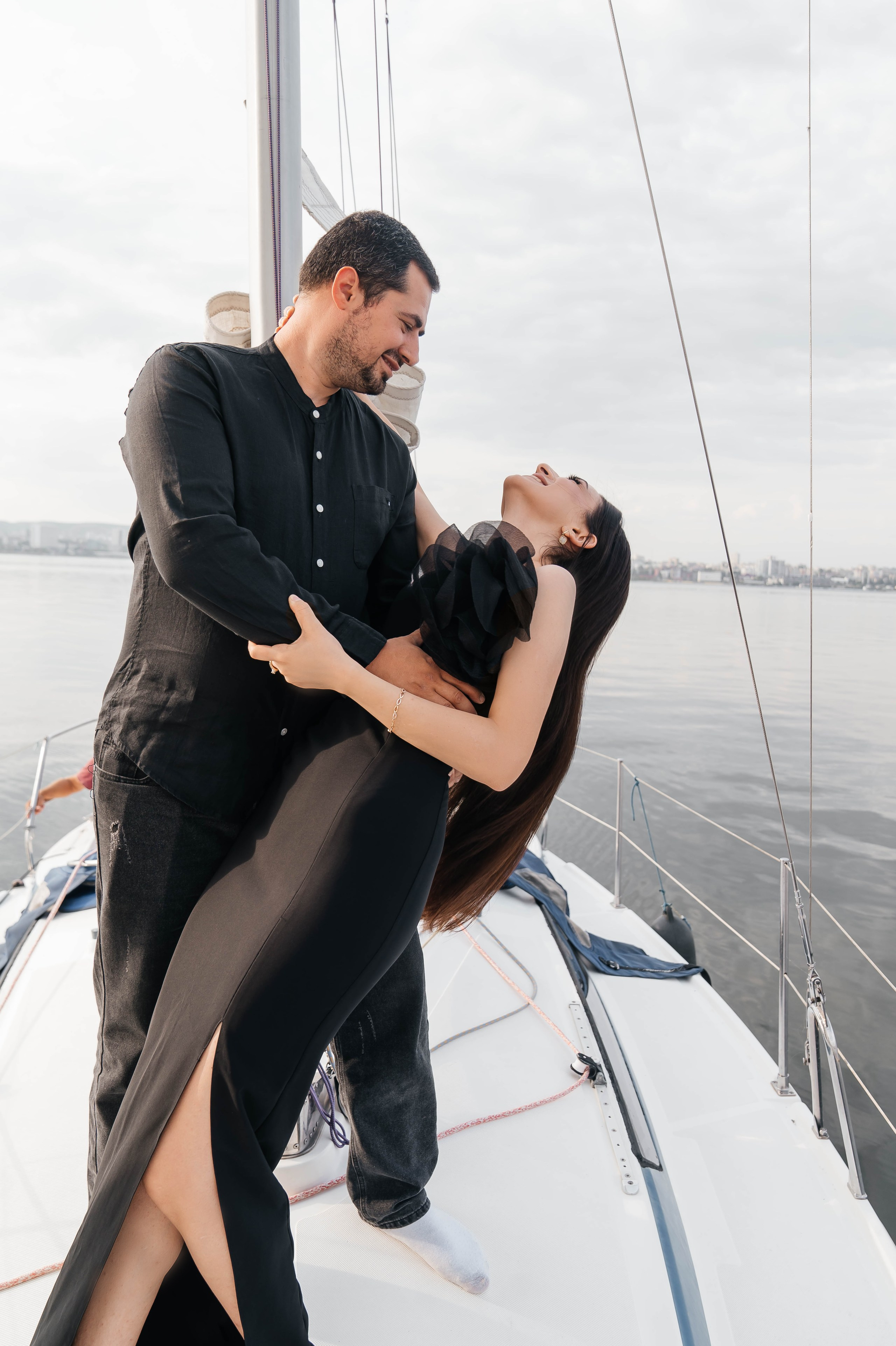 Влюблённая пара на яхте
