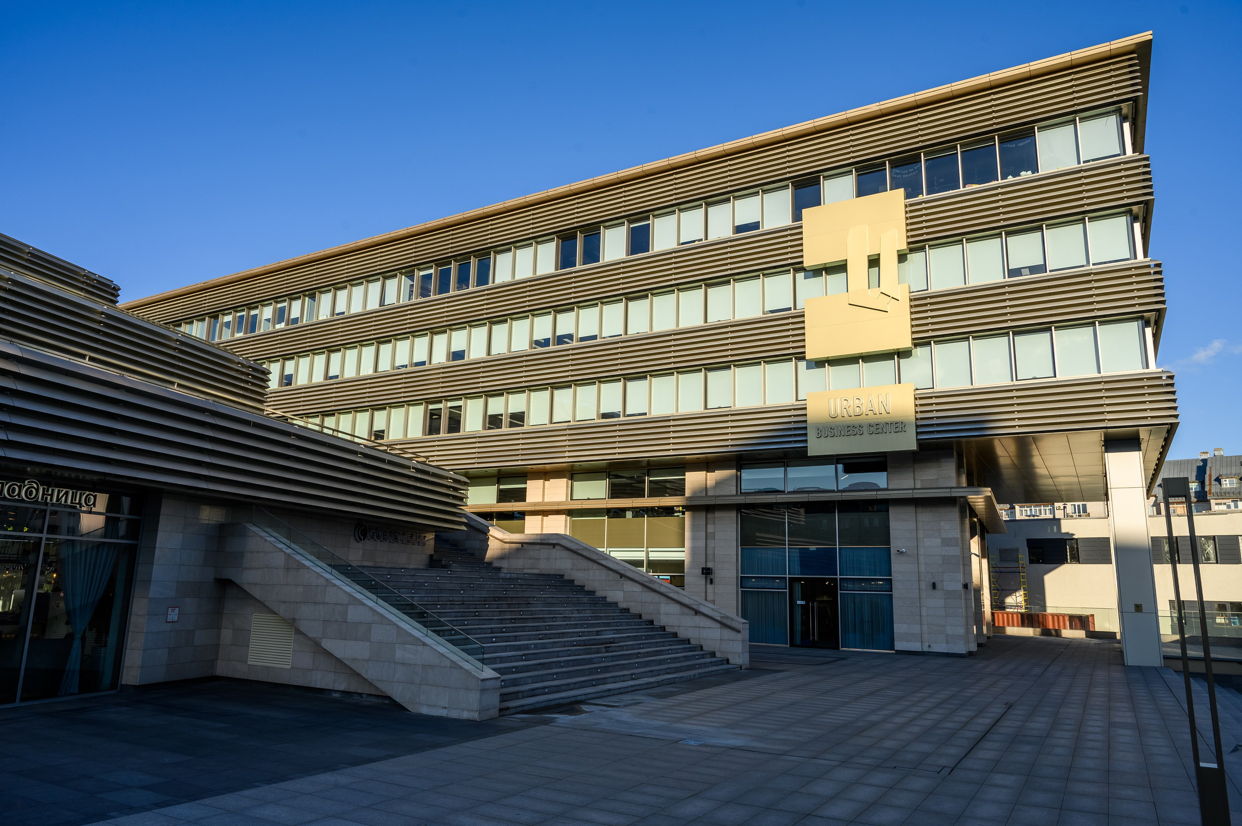 Архитектурный фасад БЦ URBAN в Казани на фоне голубого неба