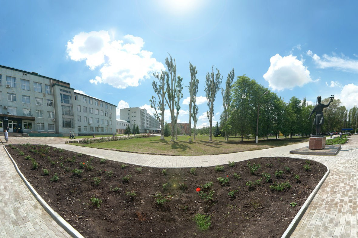 Аллея памяти погибшим медикам в Луганске