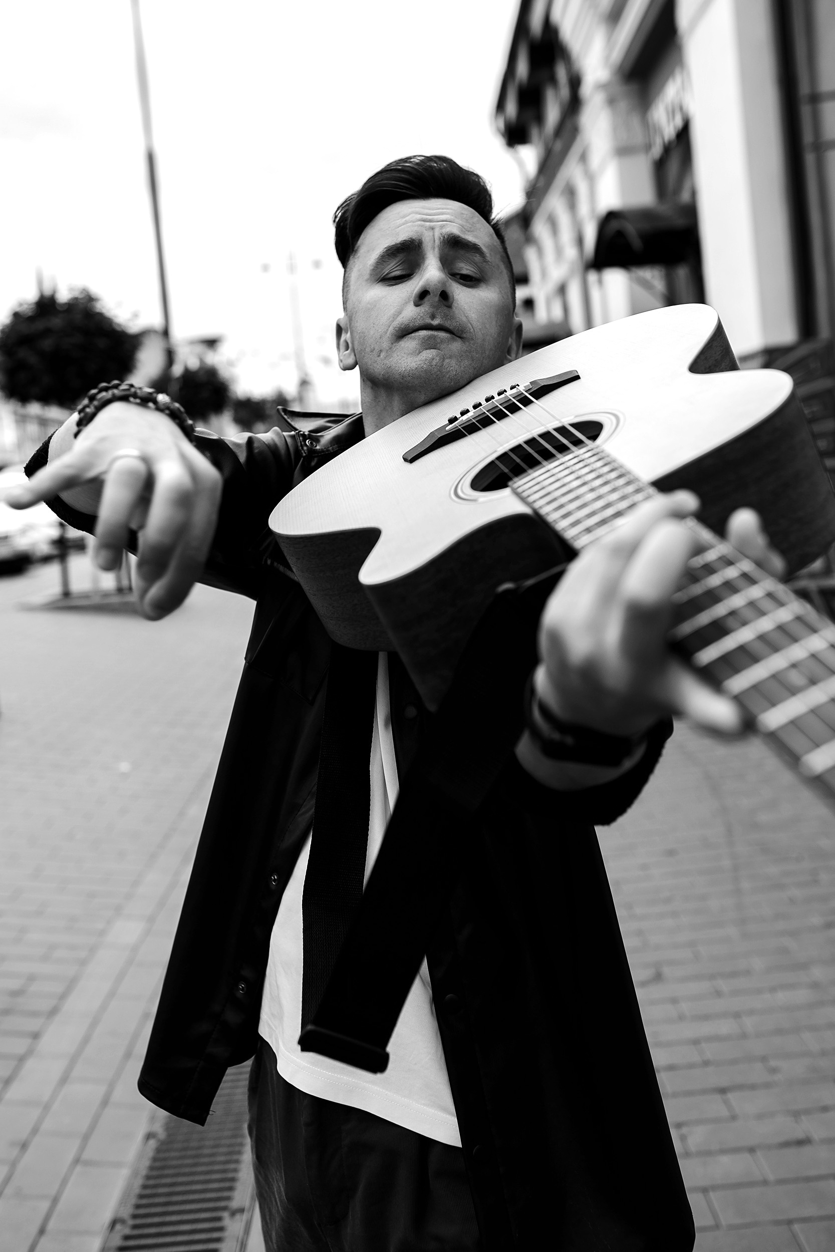 Как Олег с гитарой по городу гулял. Фотограф  Уфа, Москва, Казань, Питер Ильдар Кудабаев