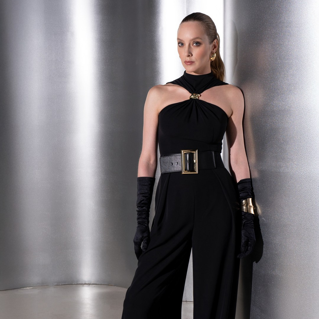 Женщина в бордовом брючном костюме, полный рост, студийная съёмка