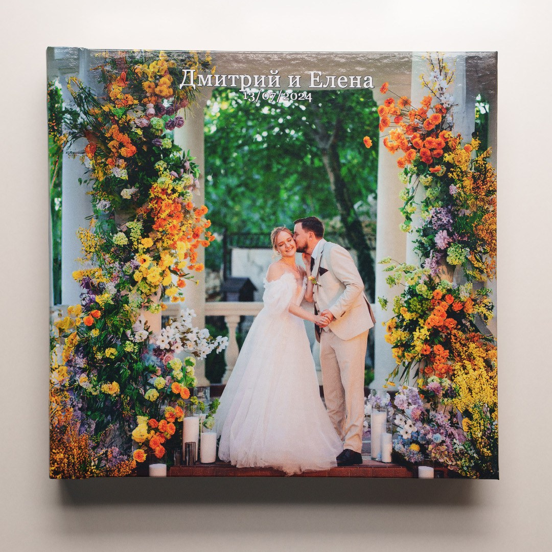 Свадебная фотокнига премиум-класса. Обложка готовой книги от свадебного фотографа Андрея Сайфутдинова в Ростове-на-Дону.