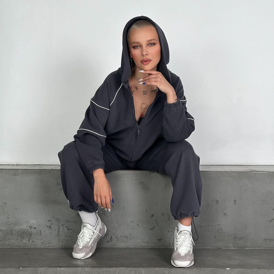 Известный лысый визажист-блогер Ника из Екатеринбурга за работой. Профессиональные услуги макияжа, визажа и коррекции бровей. Страница с актуальными ценами на услуги визажиста