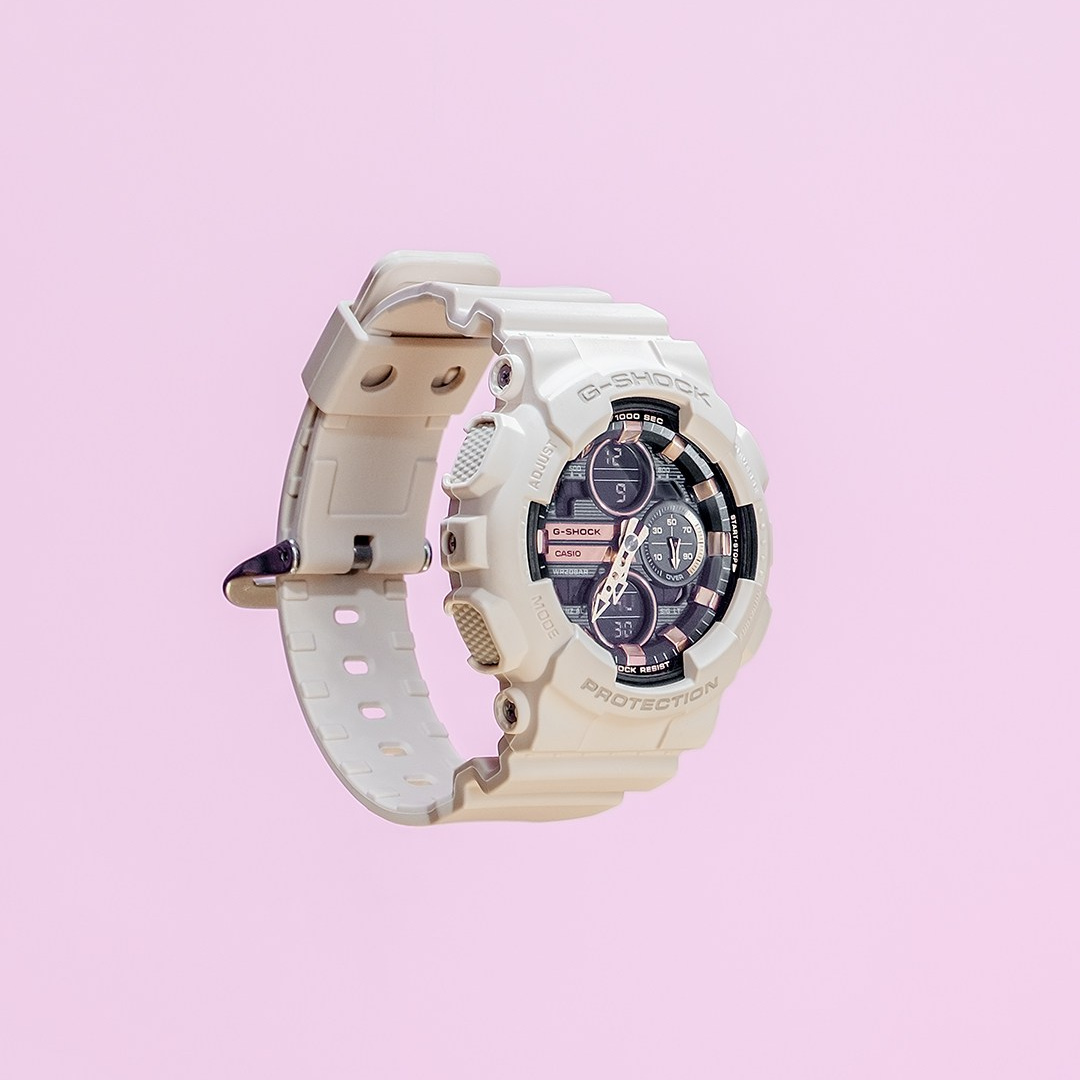 фотограф для съемки каталога на белом фоне под обтравку для сайта, онлайн магазина маркеплейс, необычный каталог, каталог на цветном фоне.