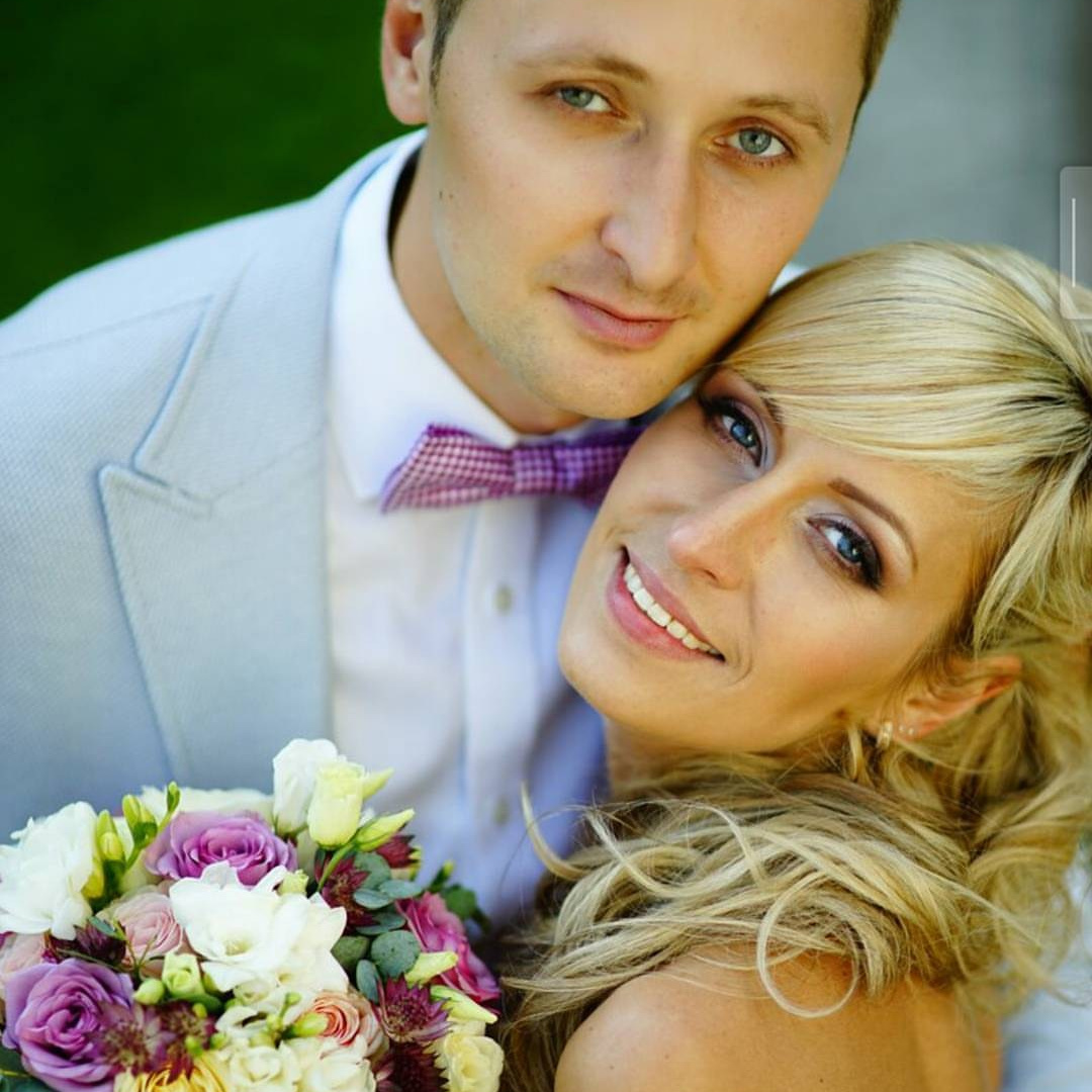 Очаровательная пара на фоне старинного здания в Петербурге.