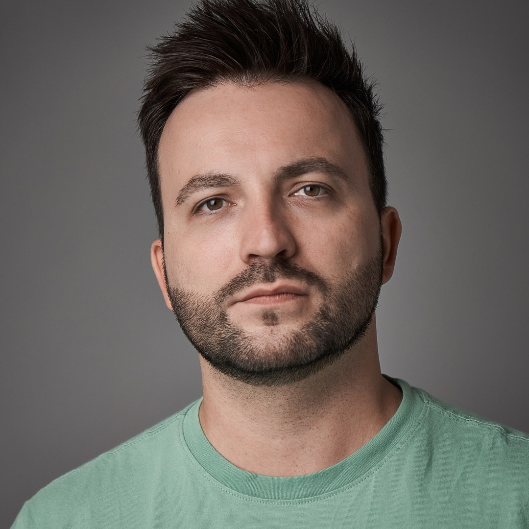 Студийный портрет мужчины на нейтральном фоне с мягким светом — профессиональная портретная фотография для портфолио и деловых задач.