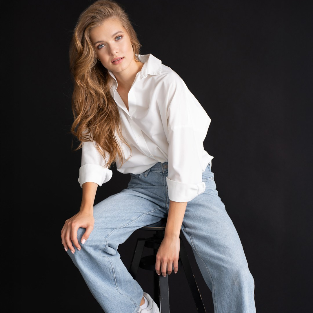 Женщина в светлом костюме, ростовой корпоративный портрет на нейтральном фоне