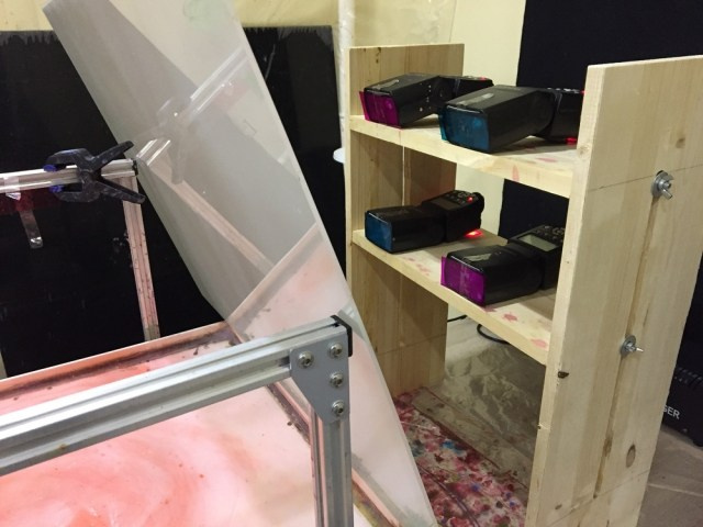 Контровой свет для съемки капель через молочный пластик.