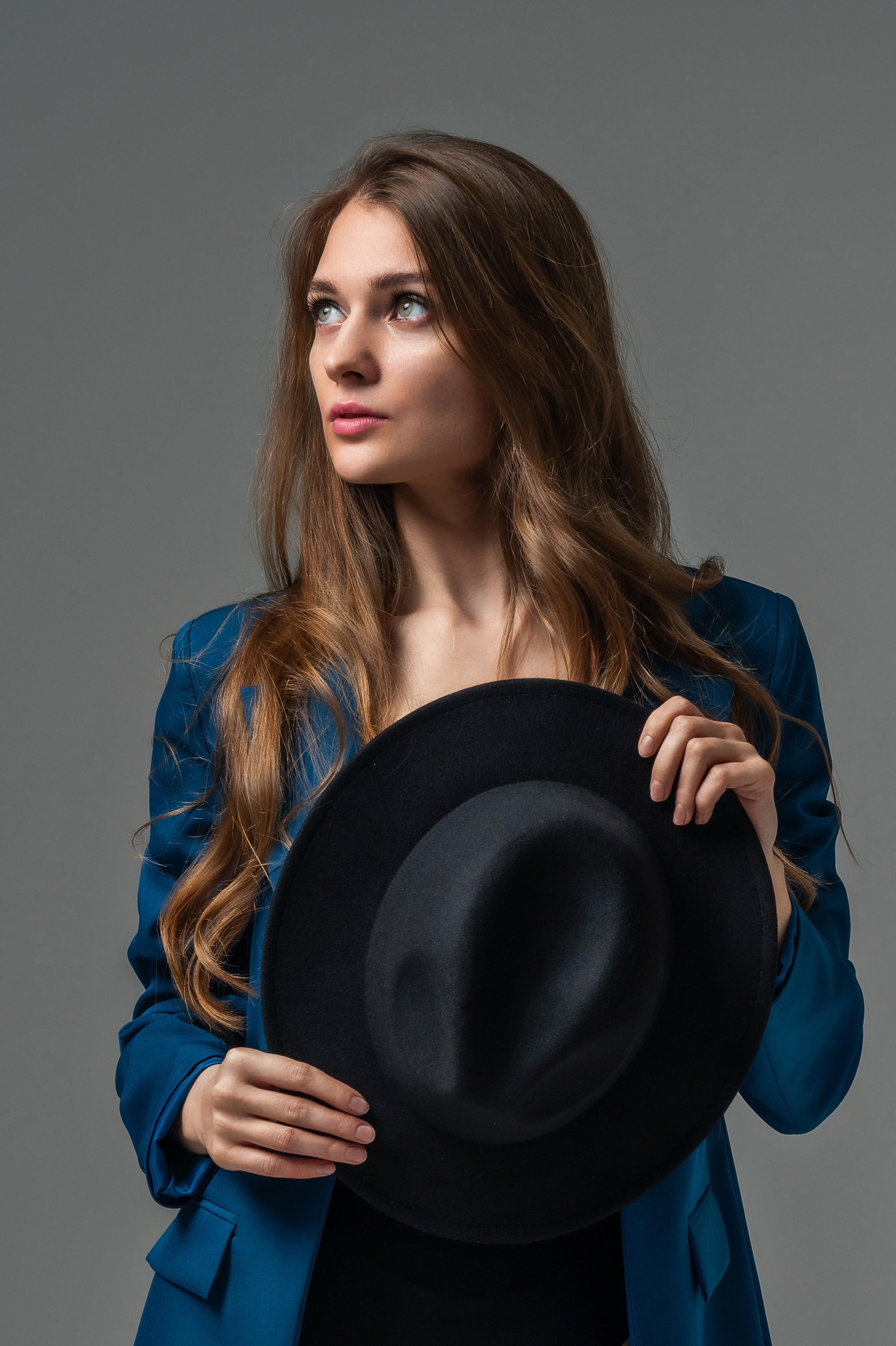 фото портрет девушки с длинными волосами со шляпой в руках, съемка в студии, фотограф спб