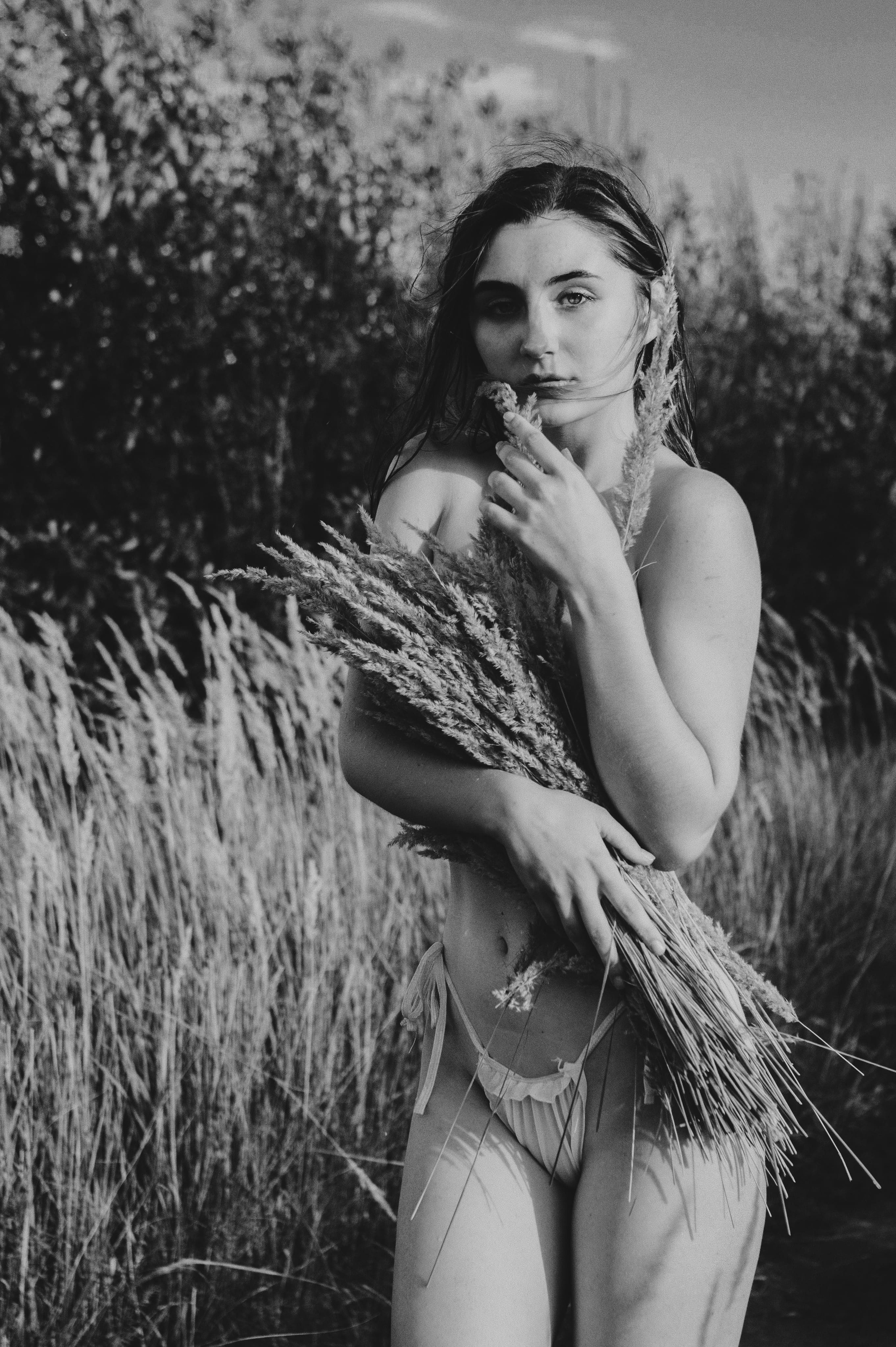 черно-белый портрет красивой молодой девушки на пшеничном поле в сочи и адлере
