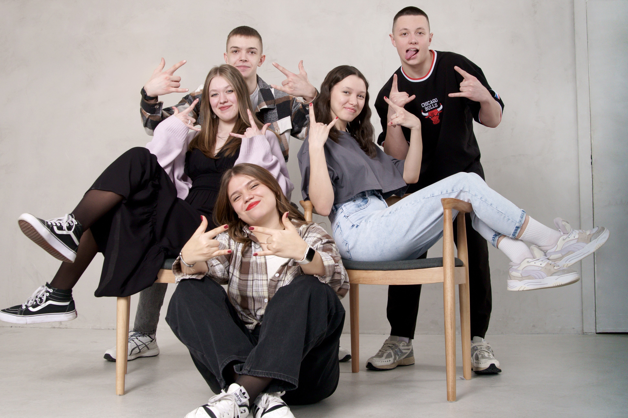 Студийная фотосессия выпускников 9,11 класса старшей школы задорная