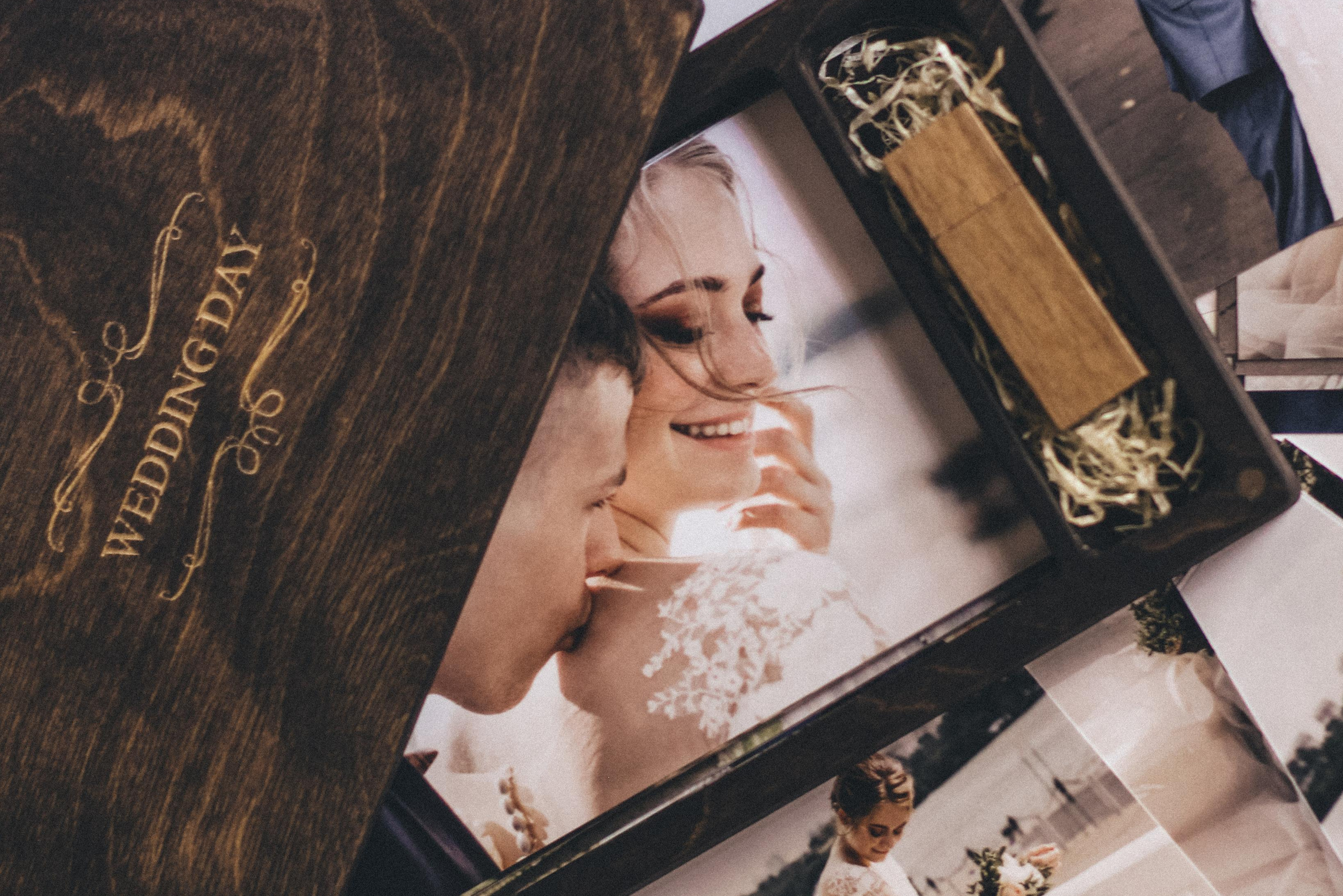 Подарочная упаковка для фотосессий с печатными фотографиями, флешкой и деревянной коробкой.