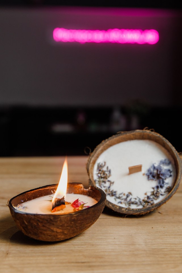 Свечи в кокосе