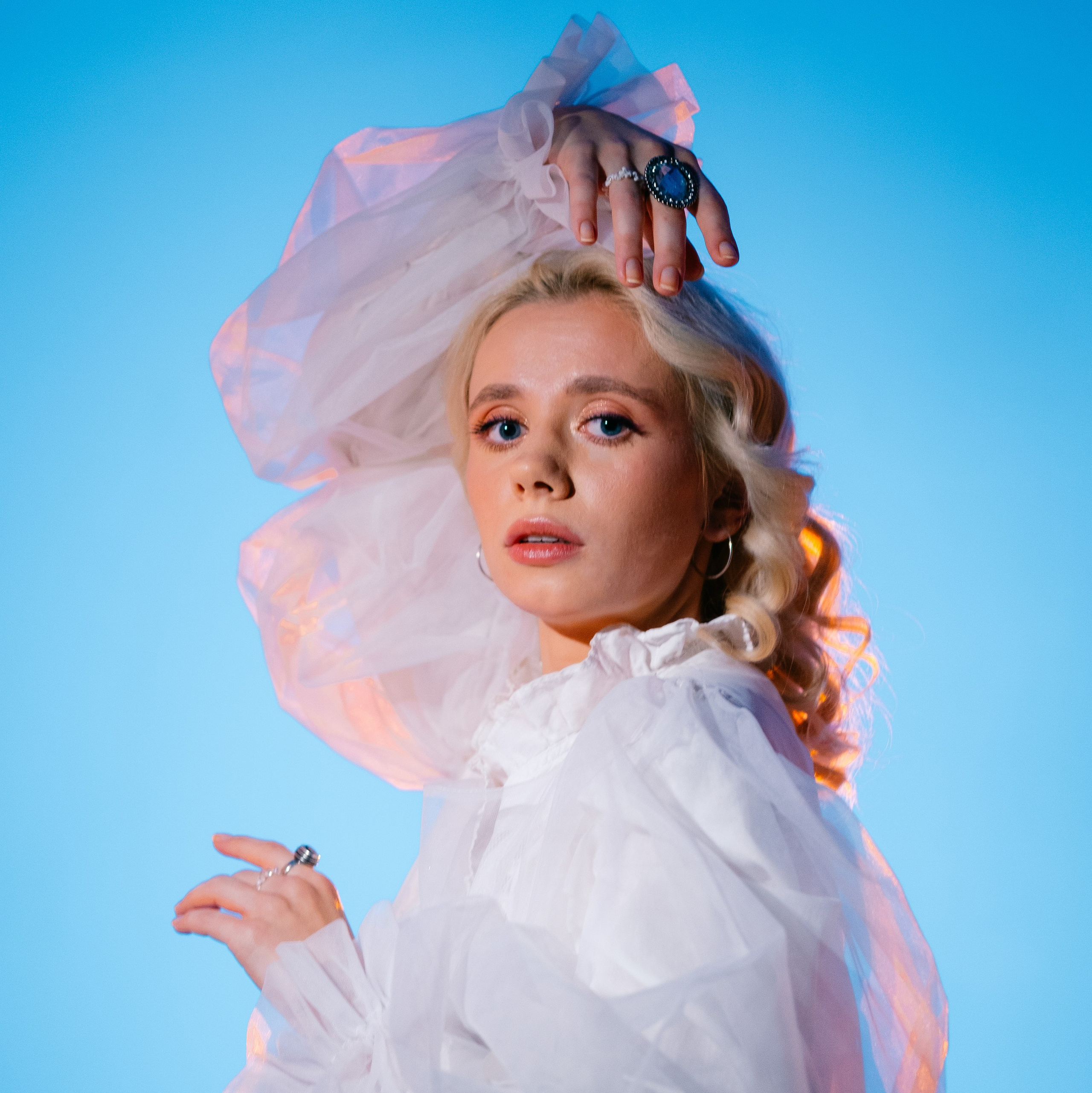 Портрет девушки на голубом фоне