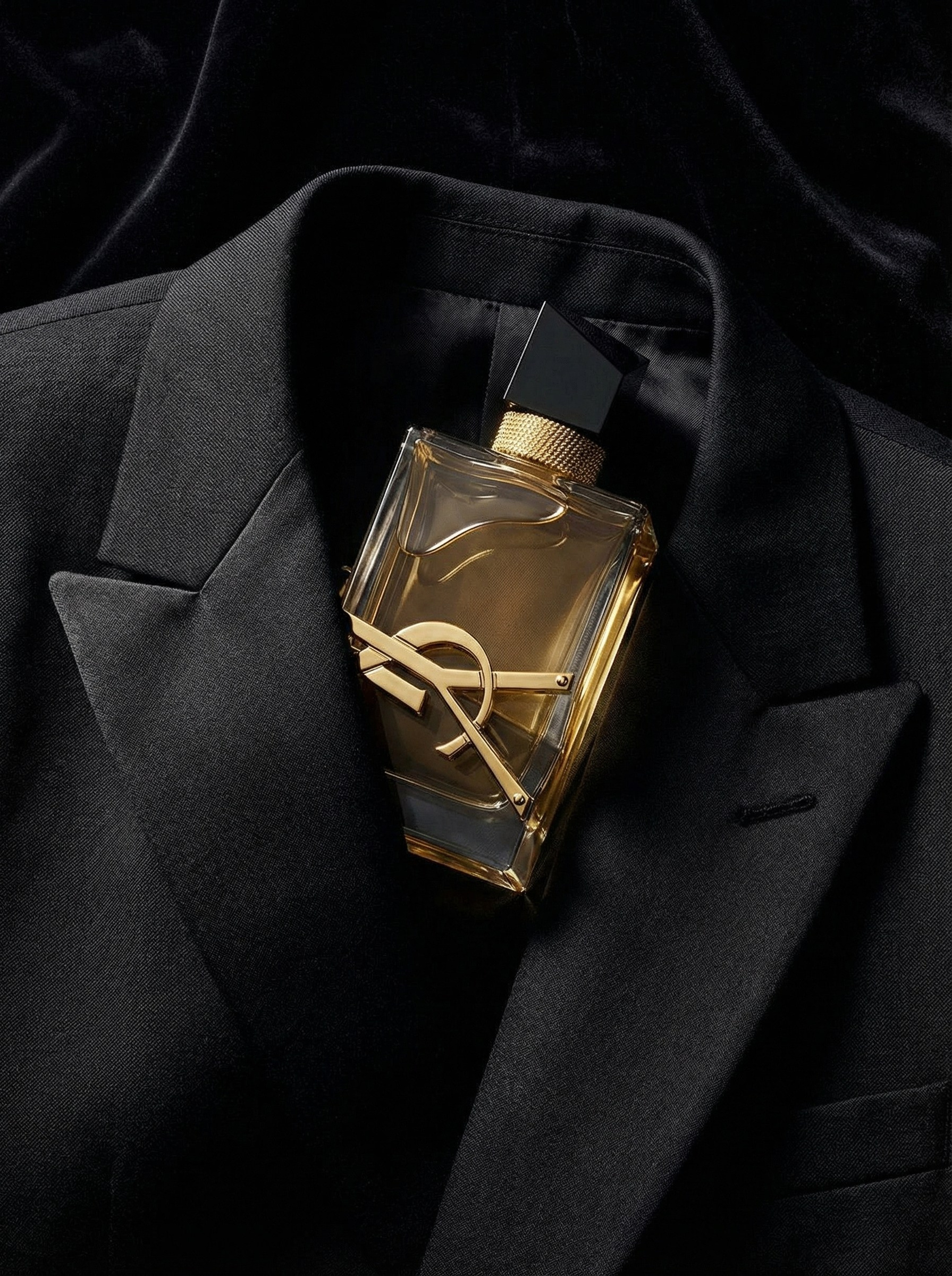 Парфюмерные флаконы: чистый свет и благородный кадр. Нейрофотосессии и AI‑видео для брендов | AI фотограф