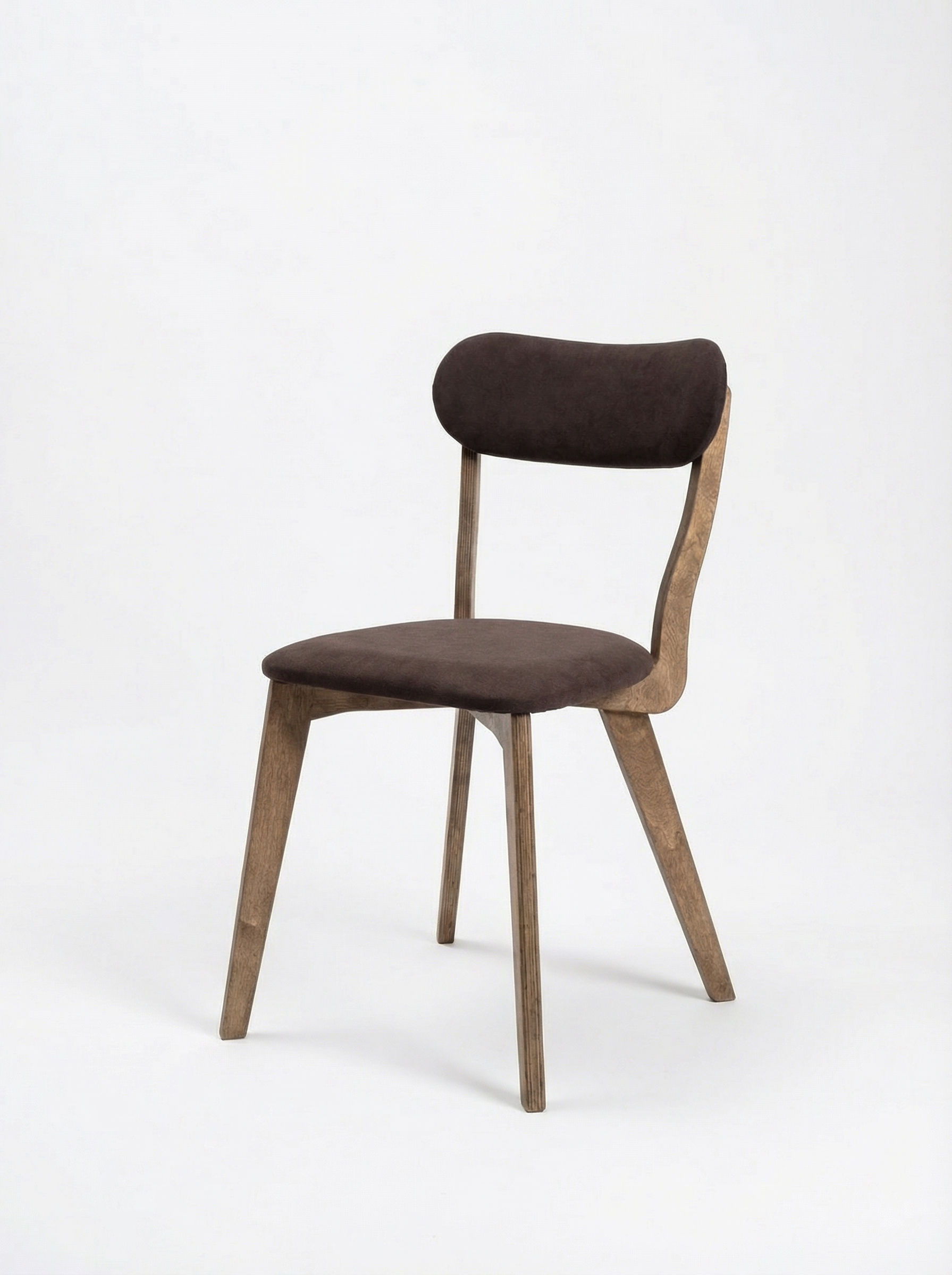 Стулья из фанеры. Анна Карчмит — AI-художник. Эдиториал, нейрофотосессия и контент для fashion и beauty брендов