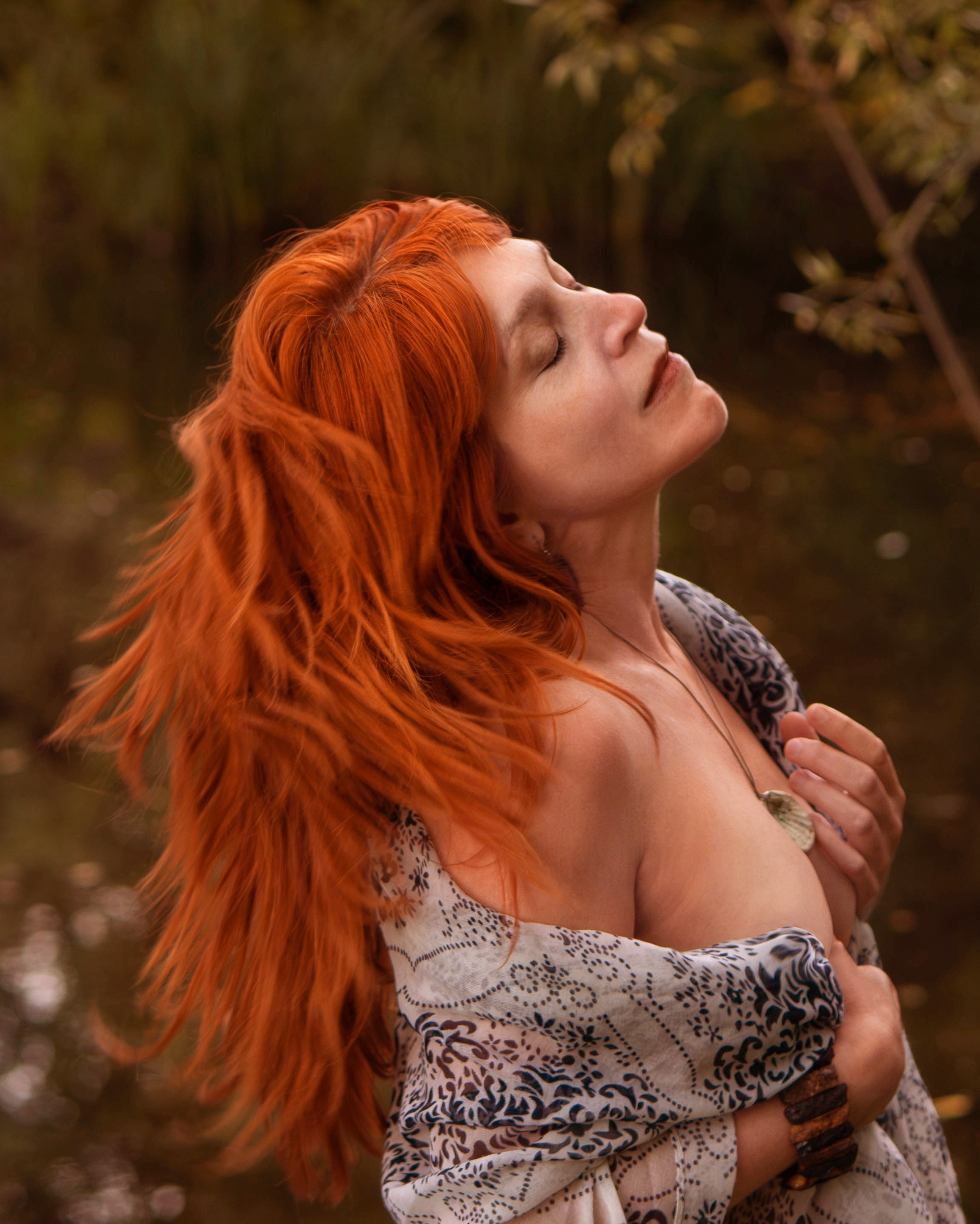 Портрет девушки среди цветущей сакуры