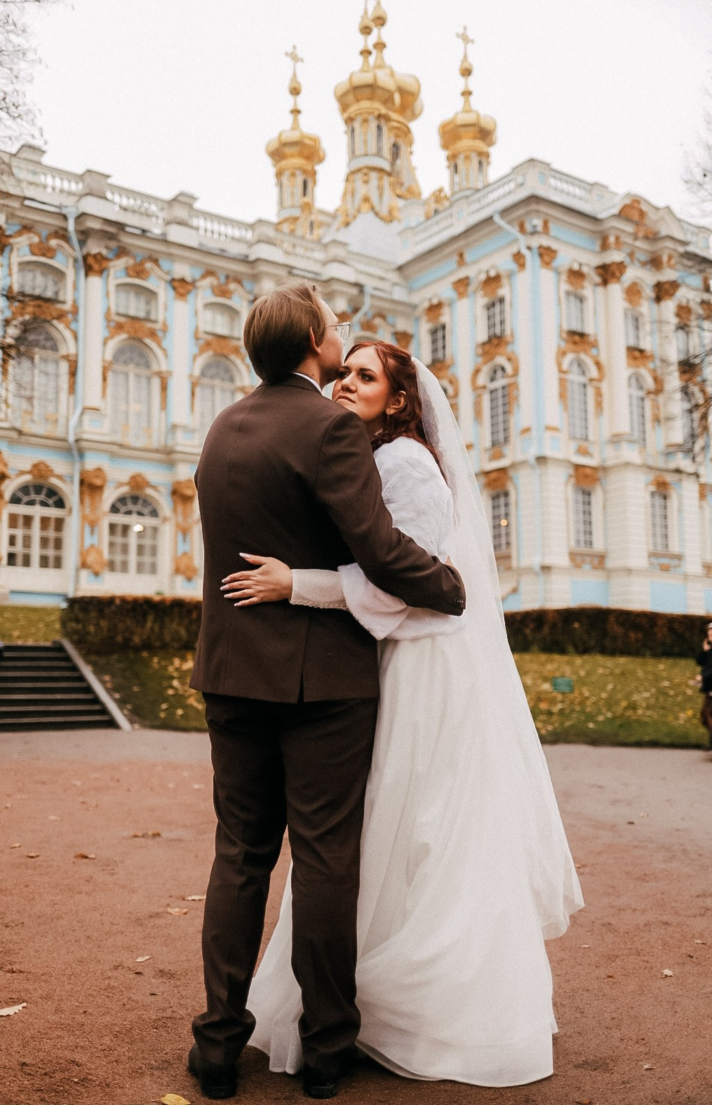 стильная девушка в солнечных очках и шляпе