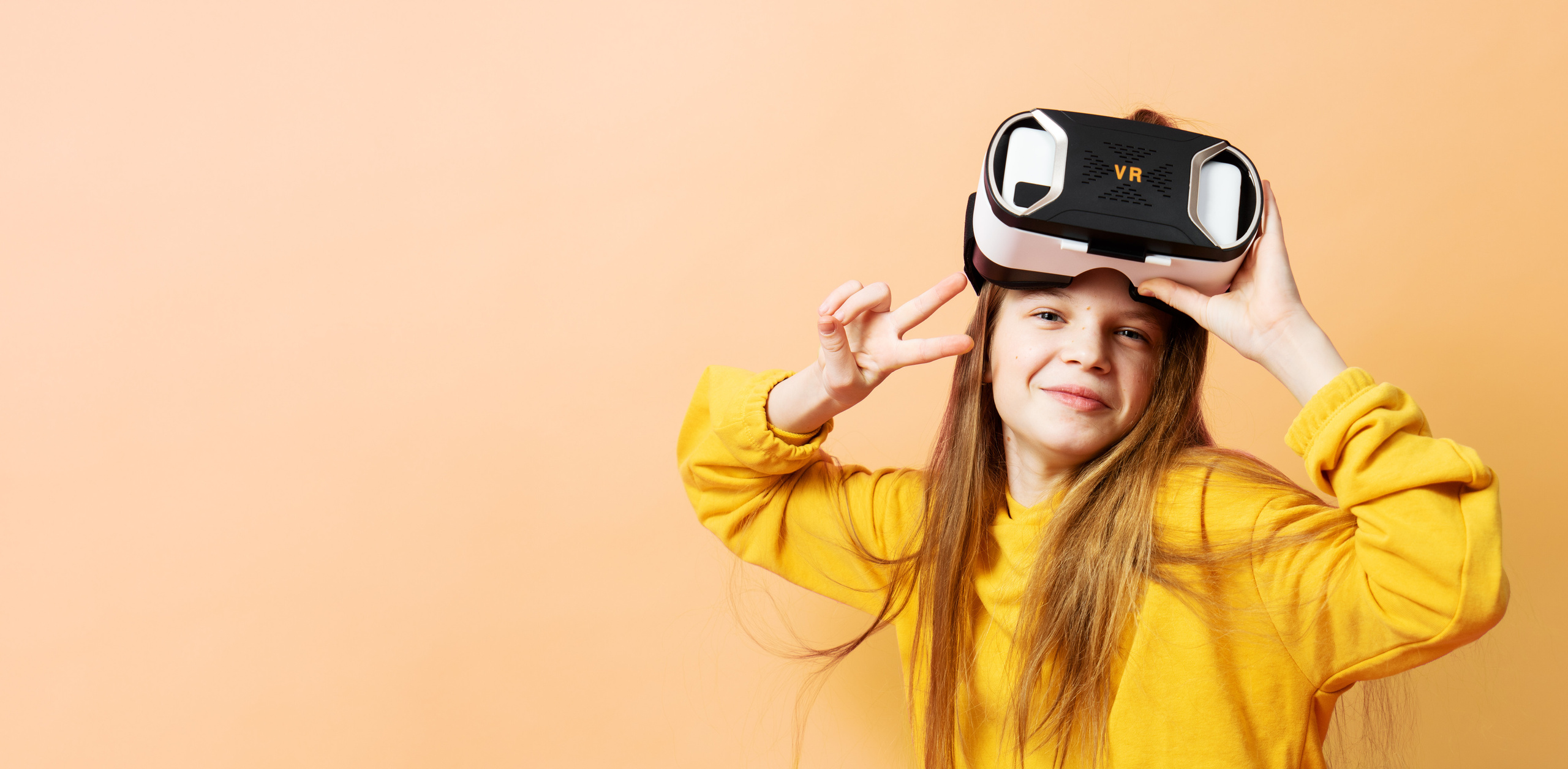 Девочка в VR-шлеме. Купить коммерческие фотографии для использования в дизайне и рекламе