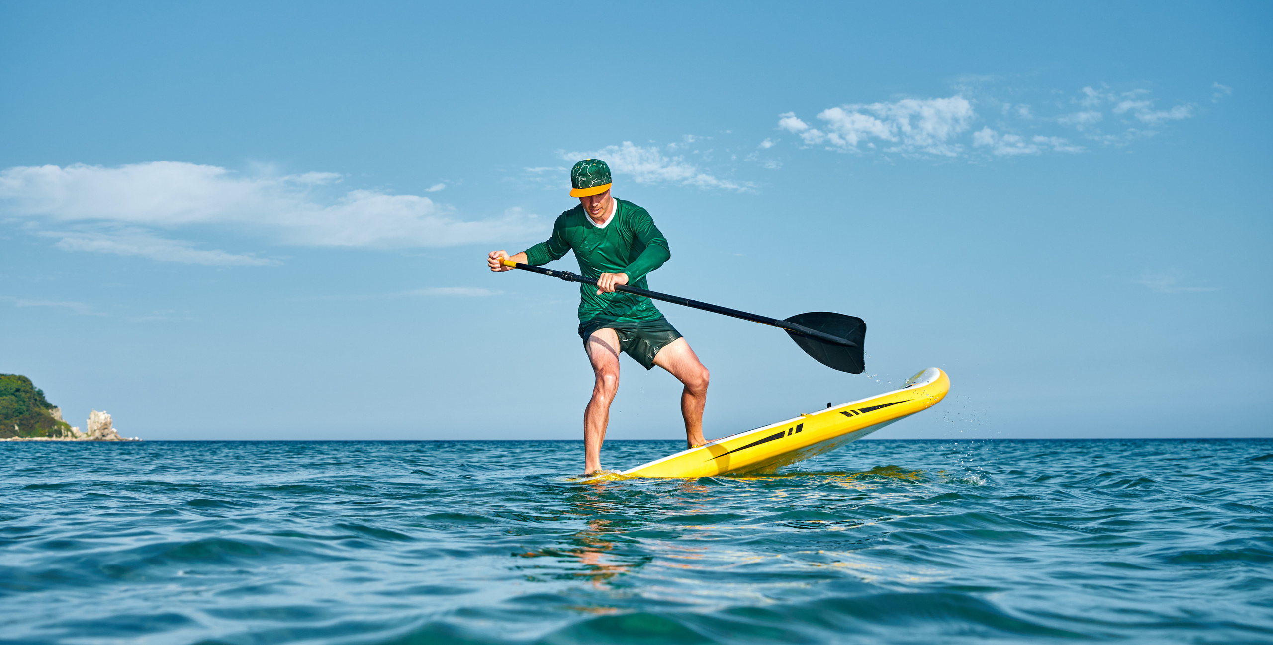 Трюки на SUP-борде в море. Купить коммерческие фотографии для использования в дизайне и рекламе