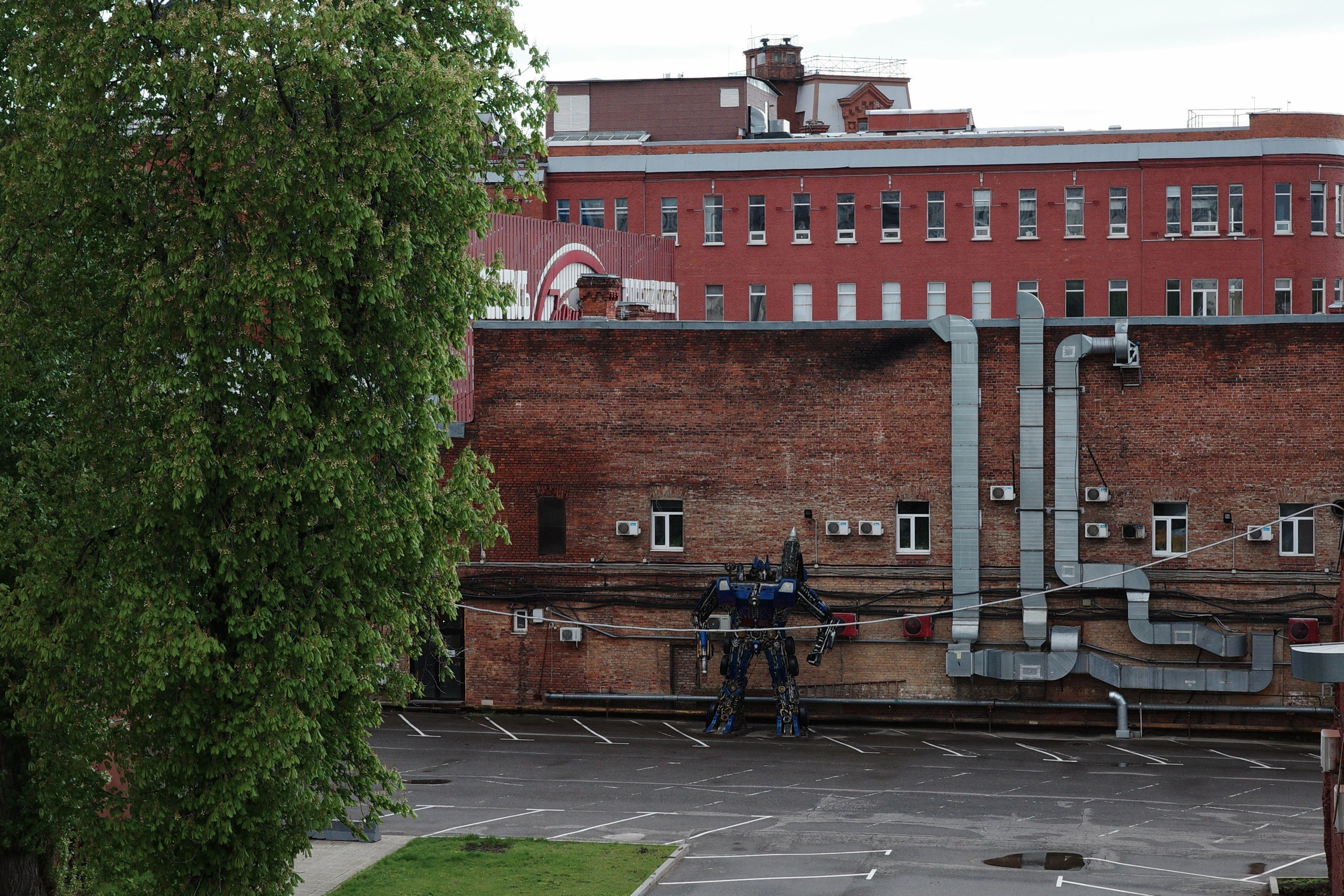 Красный Октябрь: от шоколадной фабрики до популярного арт-пространства, уличного искусства и киберпанка. Проект «Фотокладовка»: блог уличной фотографии в формате street photo