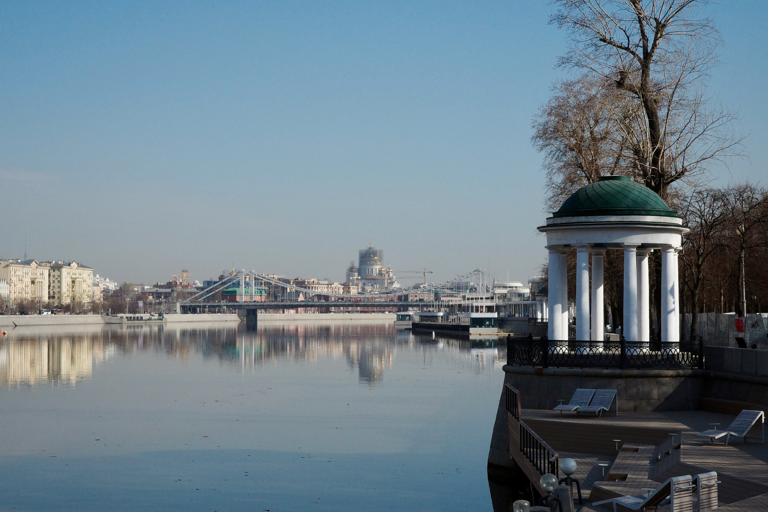 Ротонда на Пушкинской набережной, вдали Крымский мост и купол храма Христа Спасителя на реконструкции