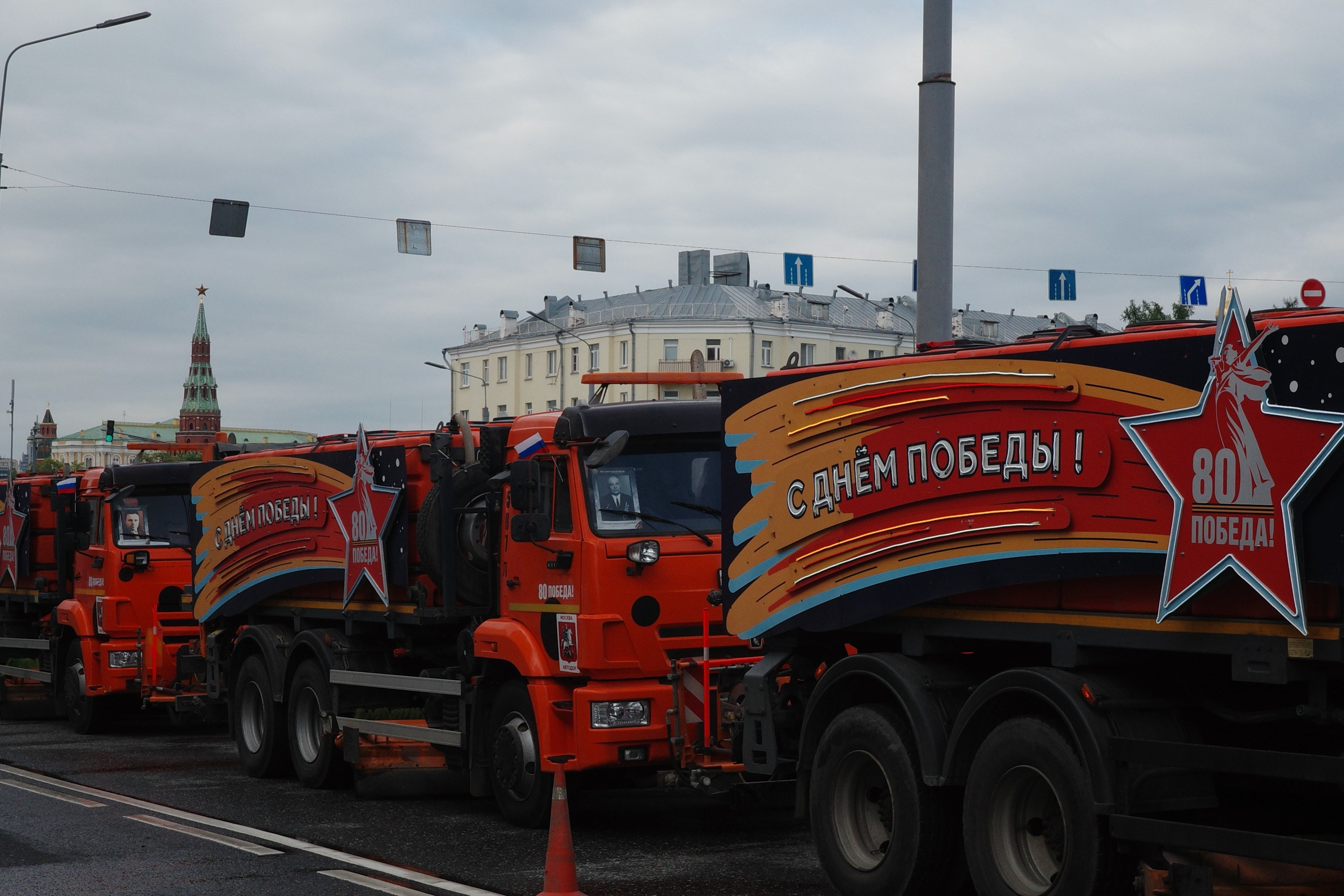 Москва начала мая: подготовка к 9 мая, ГЭС-2, набережные, Пречистенка и Храм Христа Спасителя. Проект «Фотокладовка»: блог уличной фотографии в формате street photo