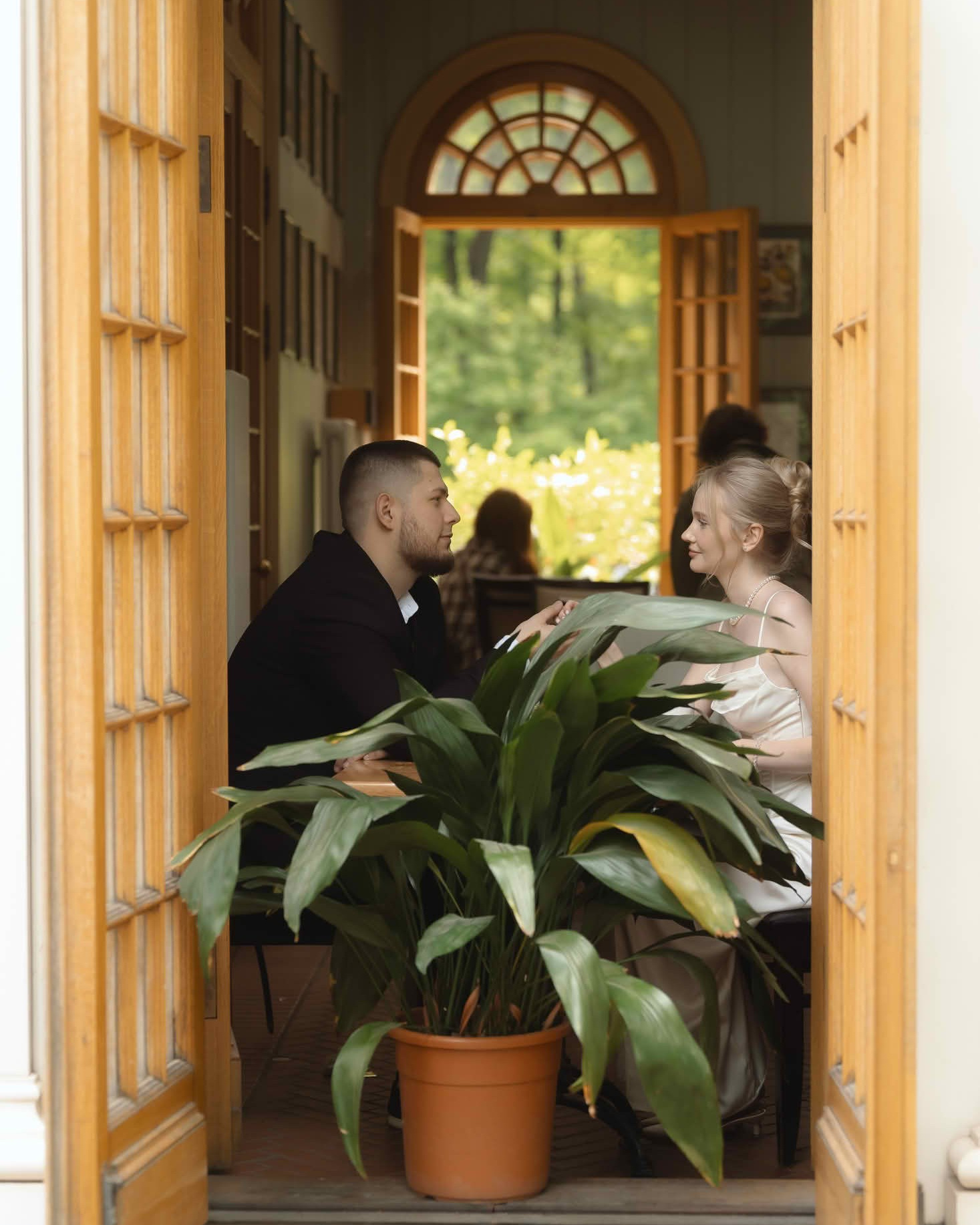 Молодожёны в перерыве на отдых перед церемонией